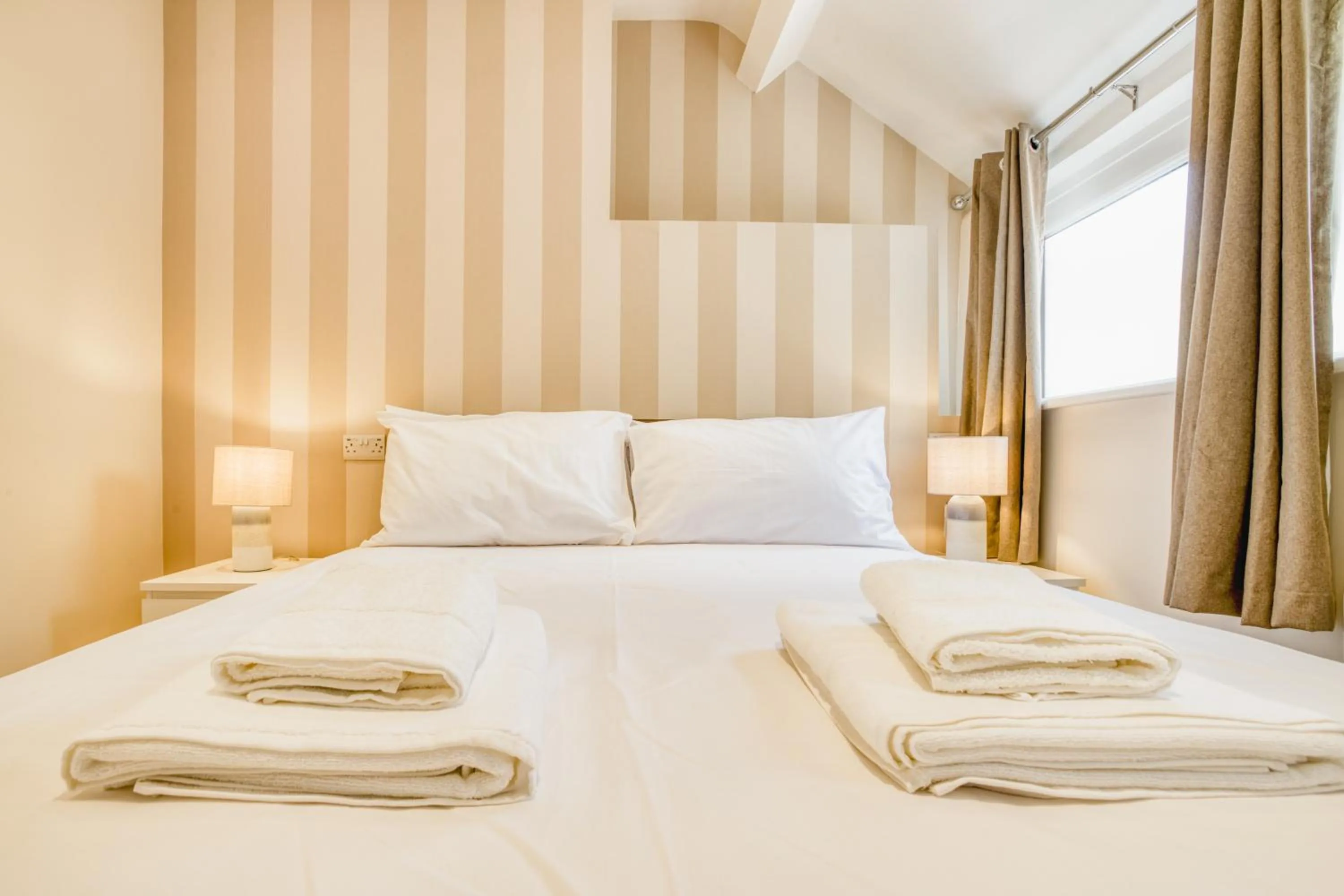 Bed in Spacious City Center 2 Bed Apartment Free Wifi