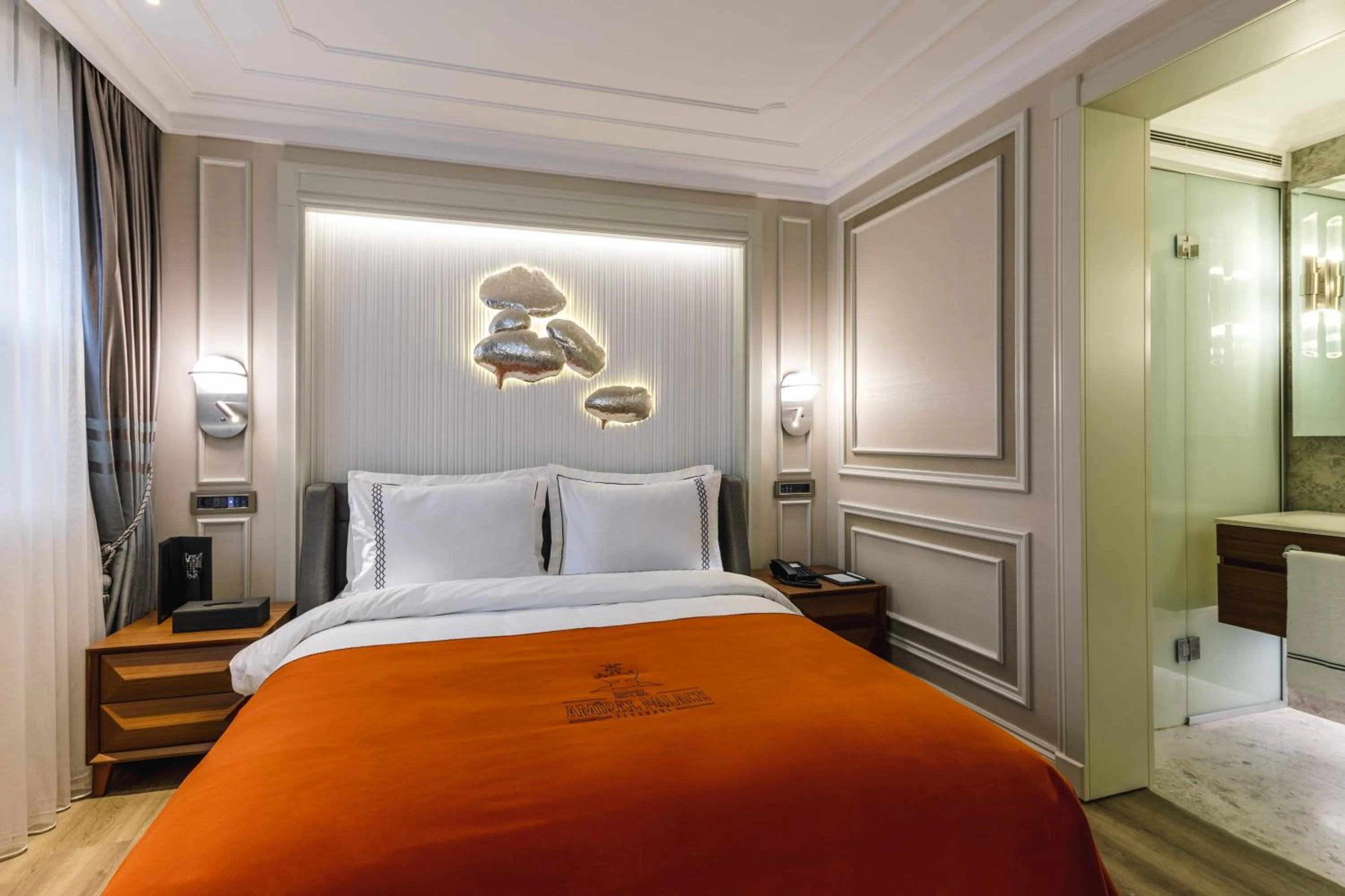Shower, Bed in Amiral Palace Hotel Boutique Class