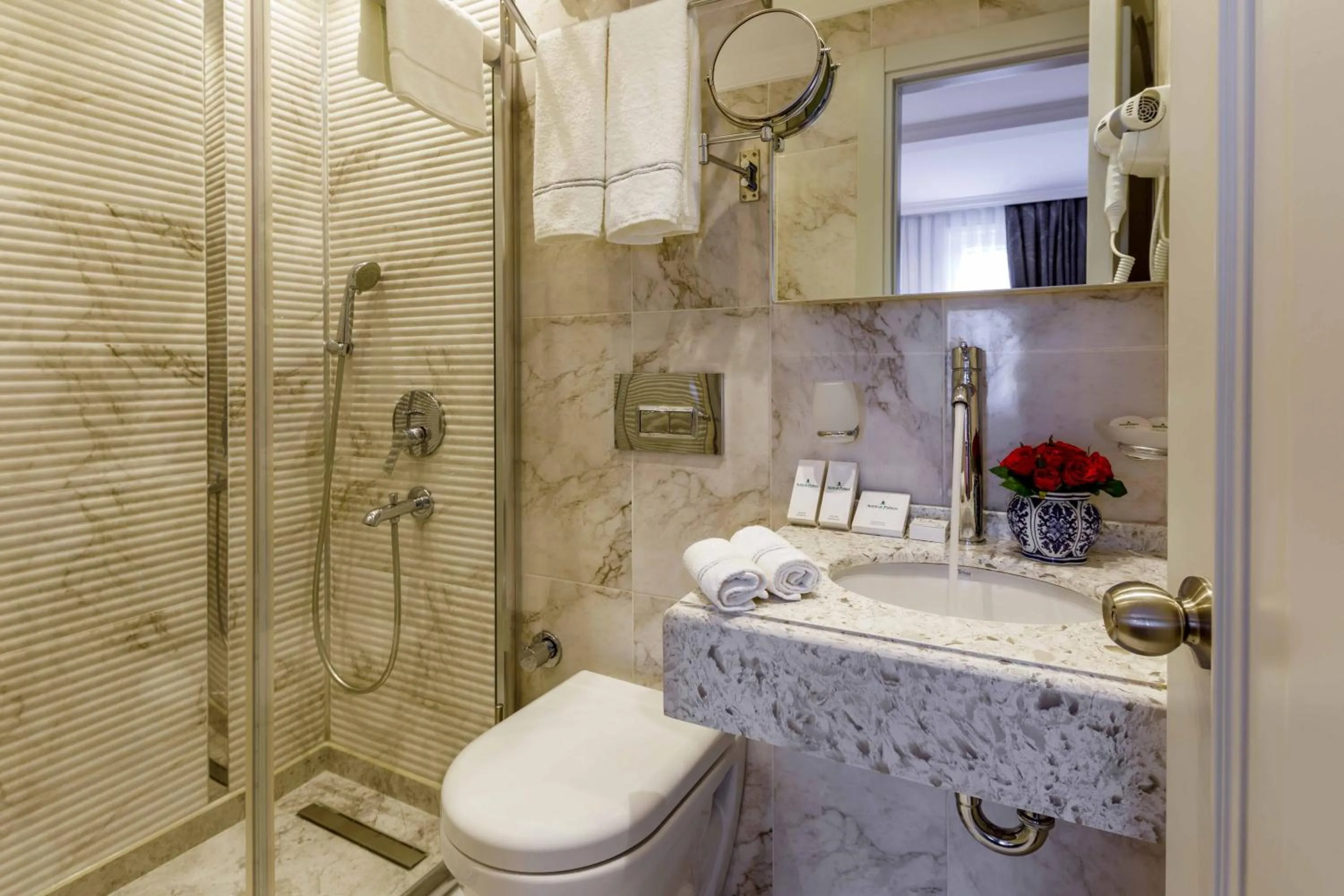 Shower in Amiral Palace Hotel Boutique Class