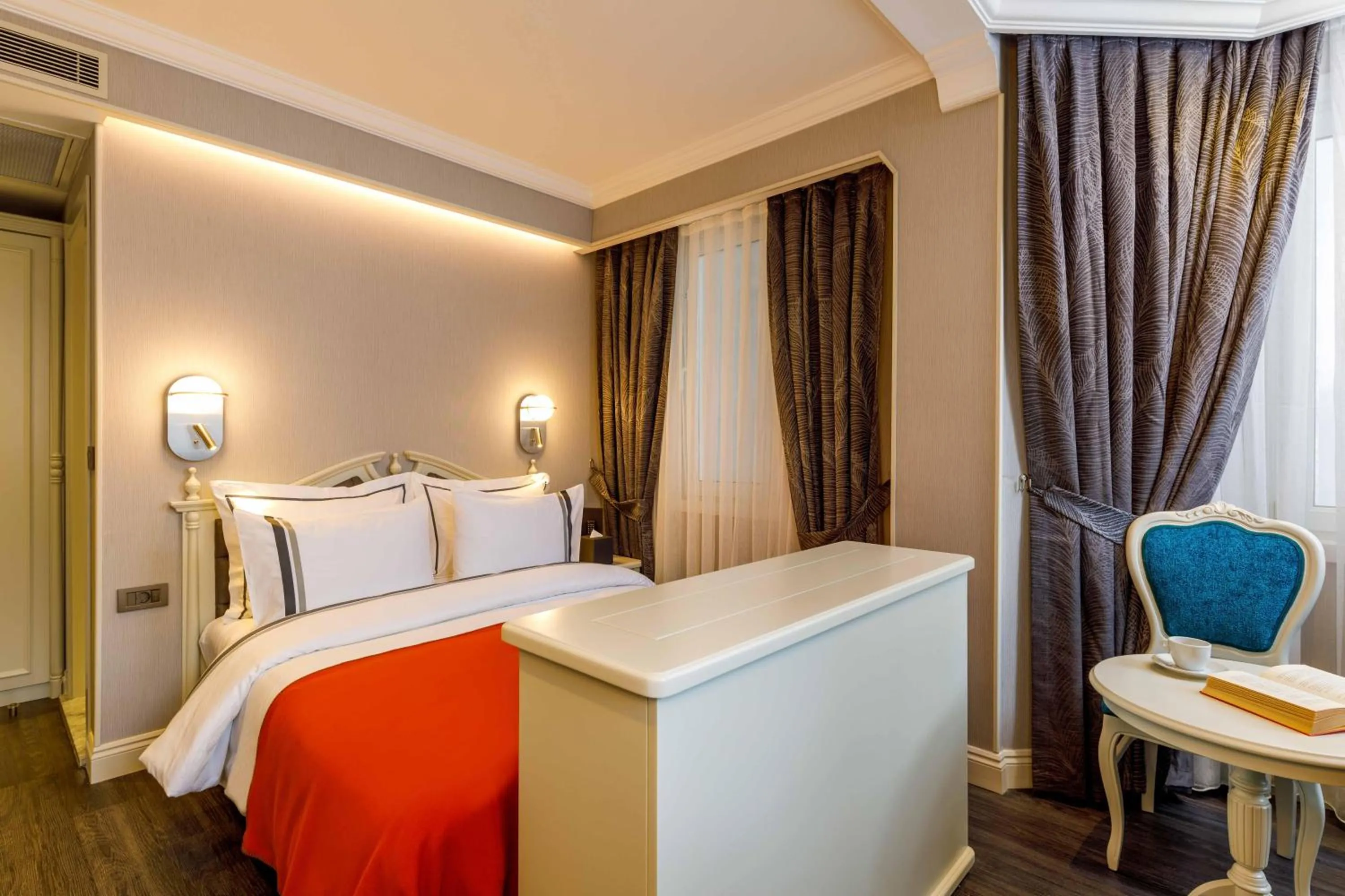 Bed in Amiral Palace Hotel Boutique Class