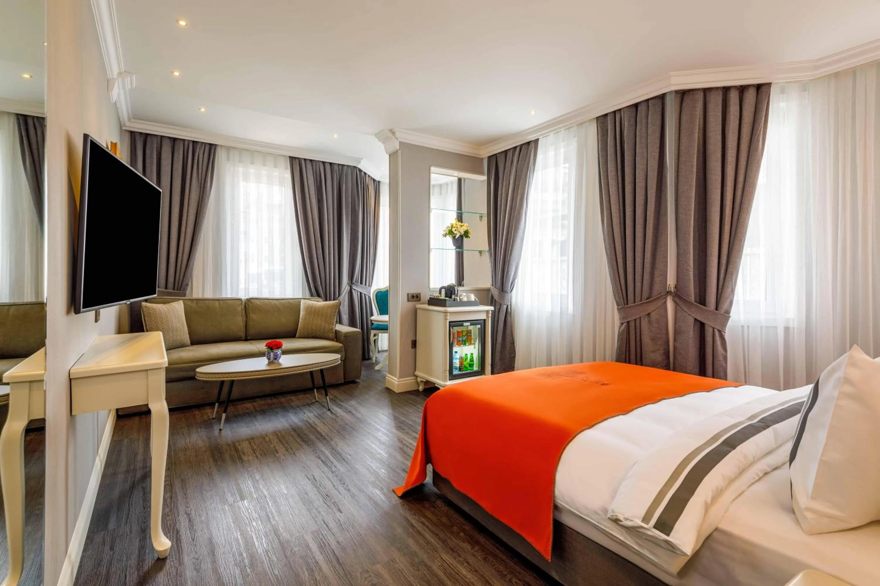 Photo of the whole room, Bed in Amiral Palace Hotel Boutique Class