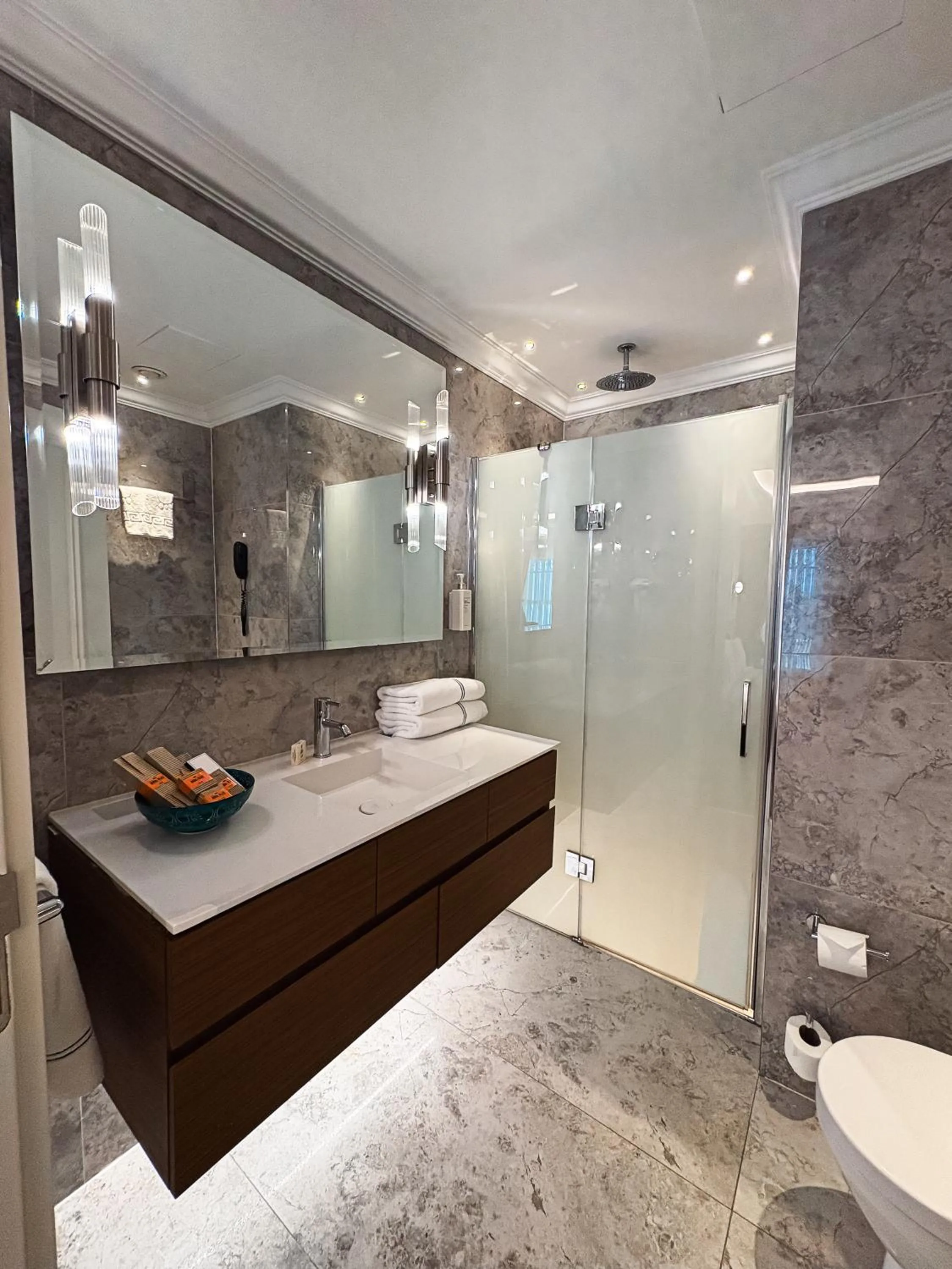 Shower in Amiral Palace Hotel Boutique Class