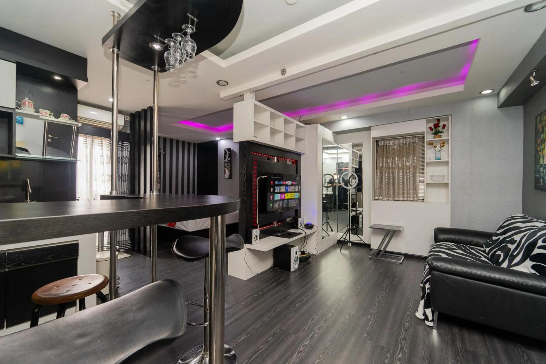 Living room in RedLiving Apartemen Gateway Cicadas - Sarana Cipta Mahakarya