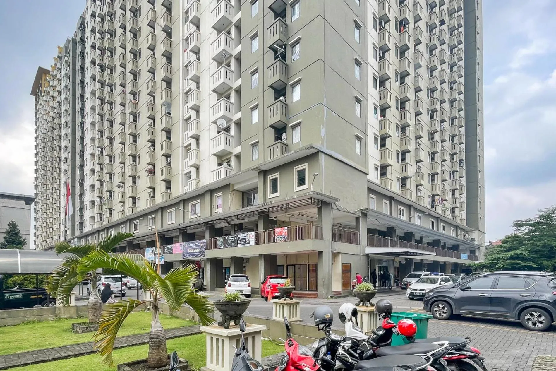 Property building in RedLiving Apartemen Gateway Cicadas - Sarana Cipta Mahakarya