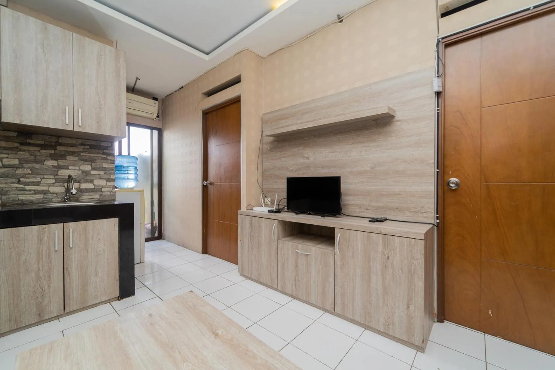 TV and multimedia in RedLiving Apartemen Gateway Cicadas - Sarana Cipta Mahakarya