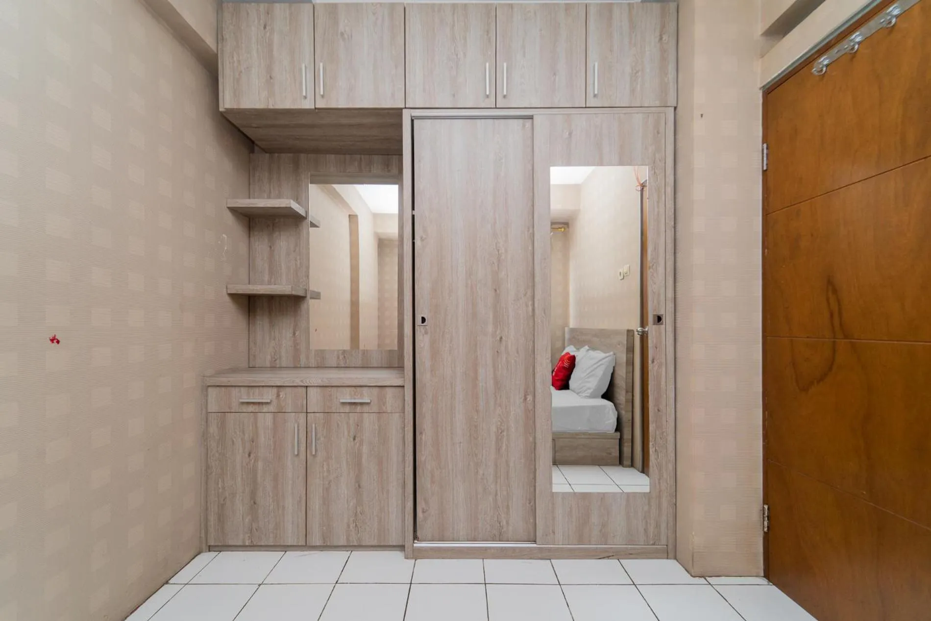 wardrobe in RedLiving Apartemen Gateway Cicadas - Sarana Cipta Mahakarya