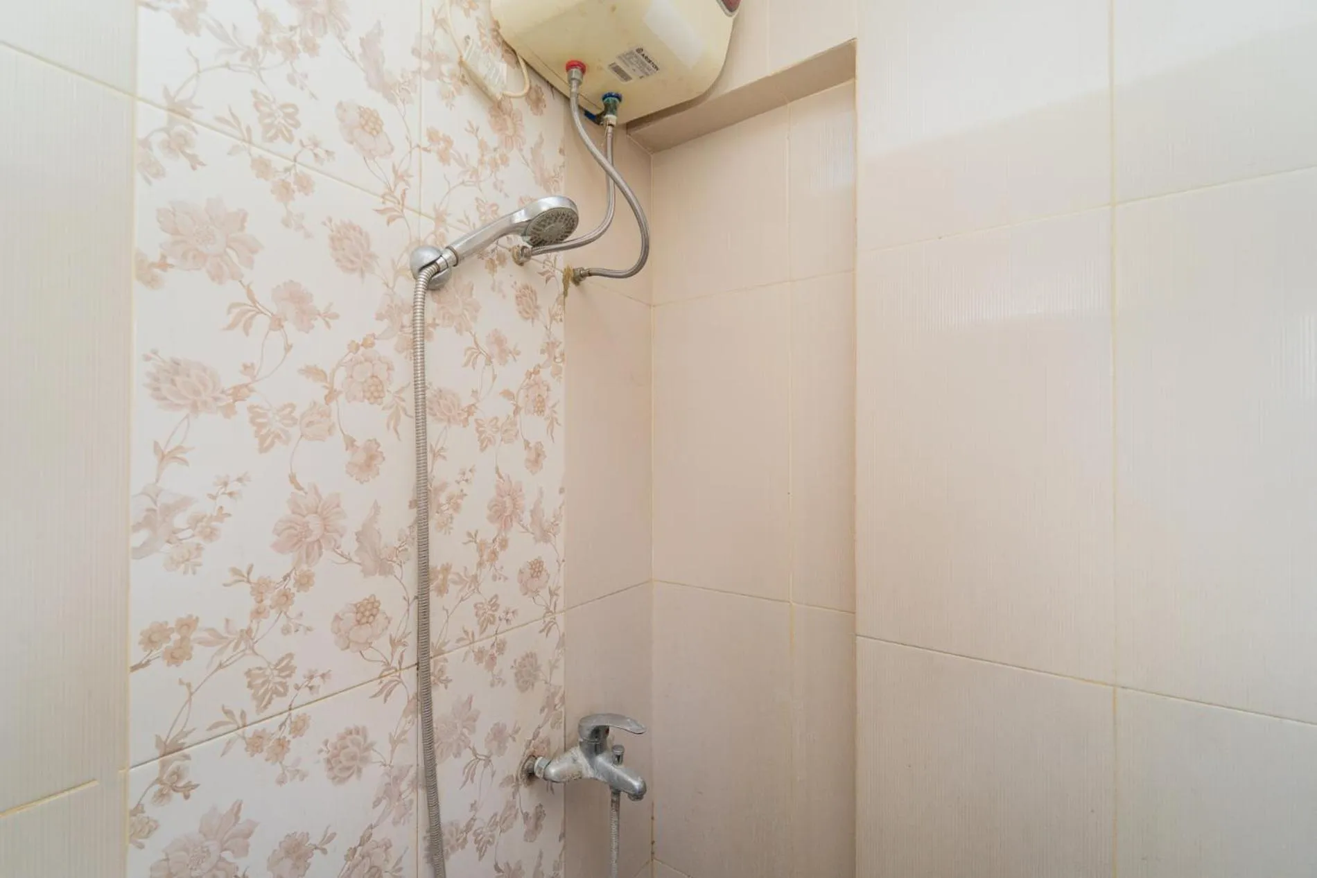 Bathroom in RedLiving Apartemen Gateway Cicadas - Sarana Cipta Mahakarya