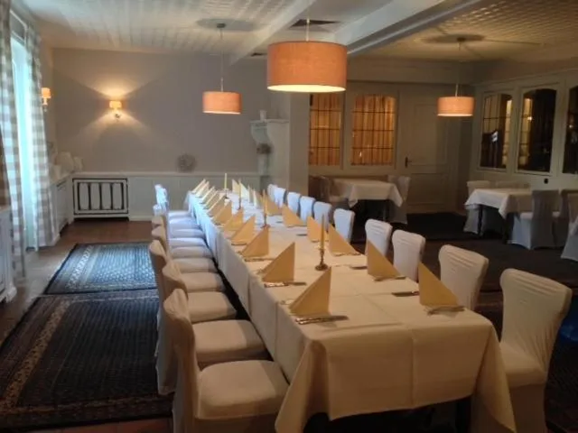 Restaurant/places to eat in Hotel Garni Zum Dorfbrunnen