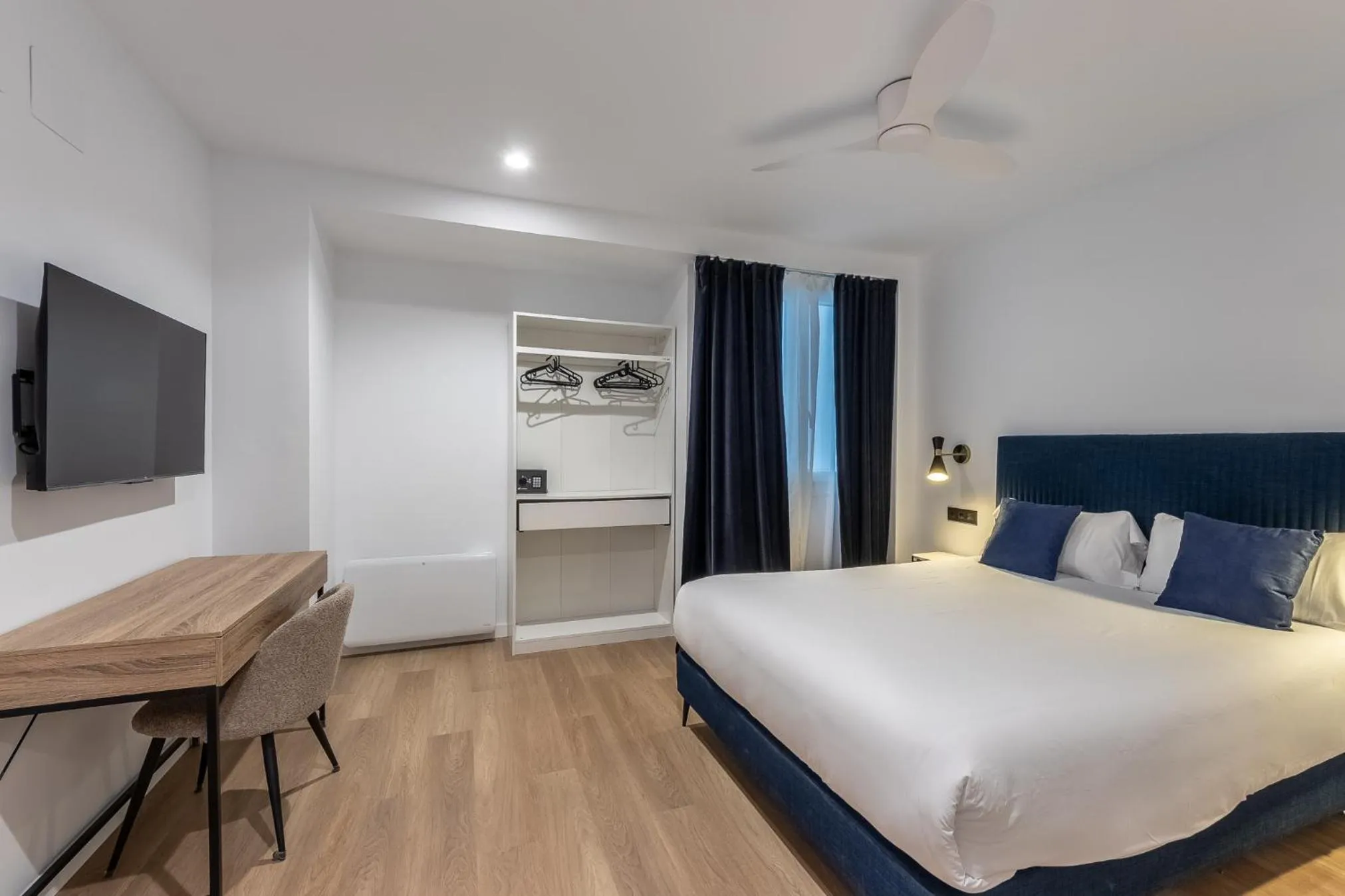 Photo of the whole room, Bed in Arenal Suites Bilbao