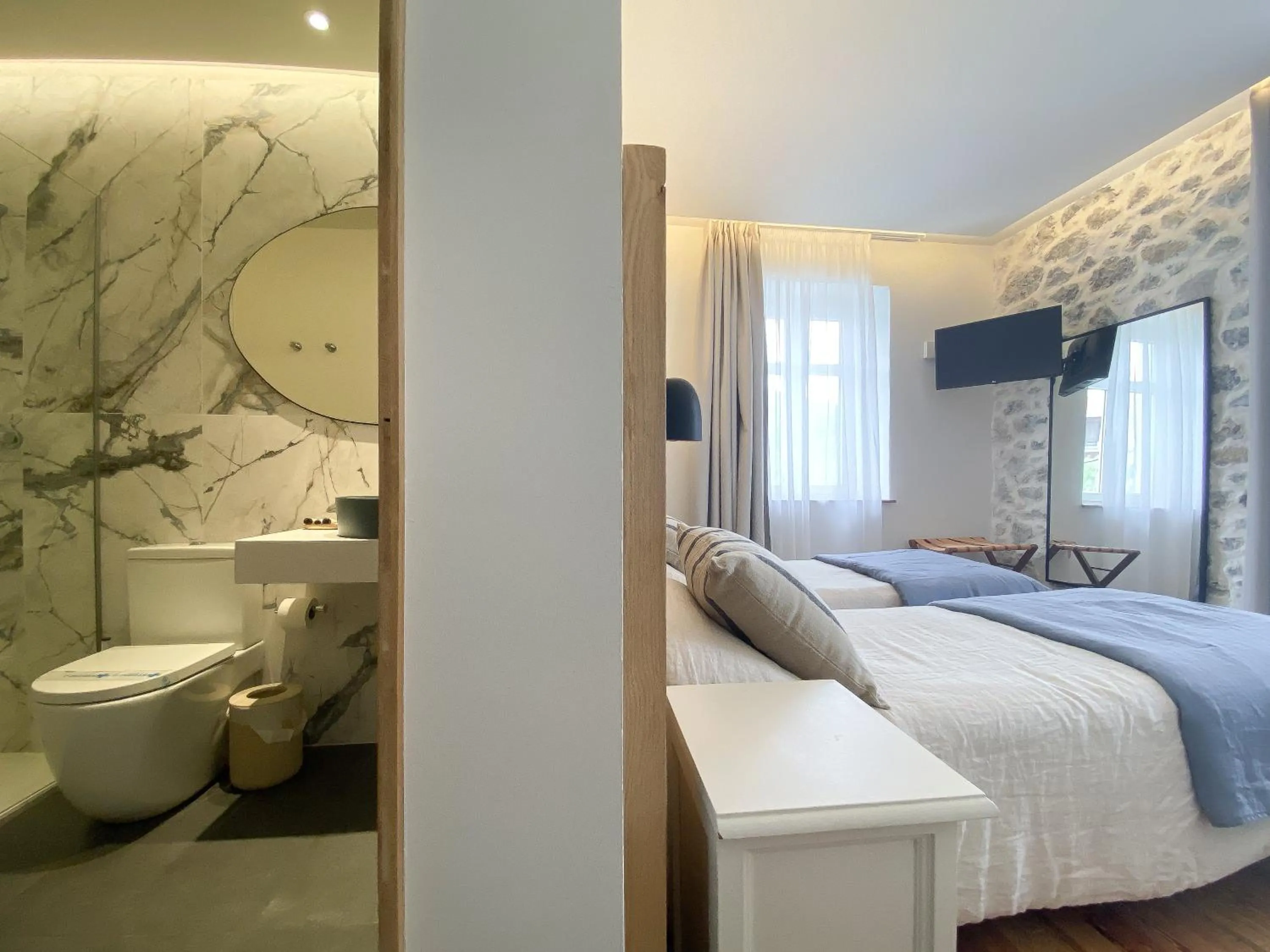 Shower, Bed in Hotel Arimune