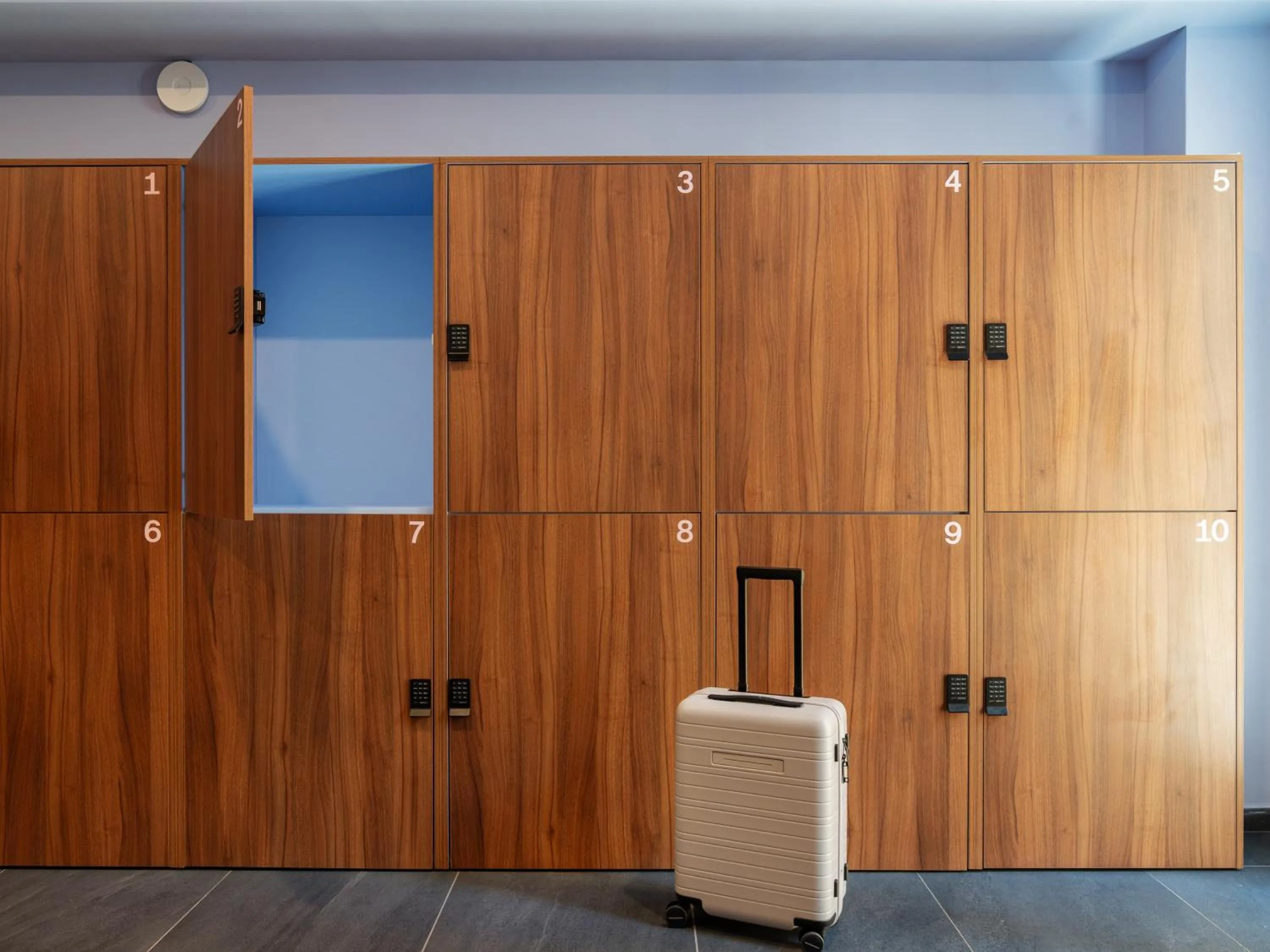 locker in Numa Berlin Novela