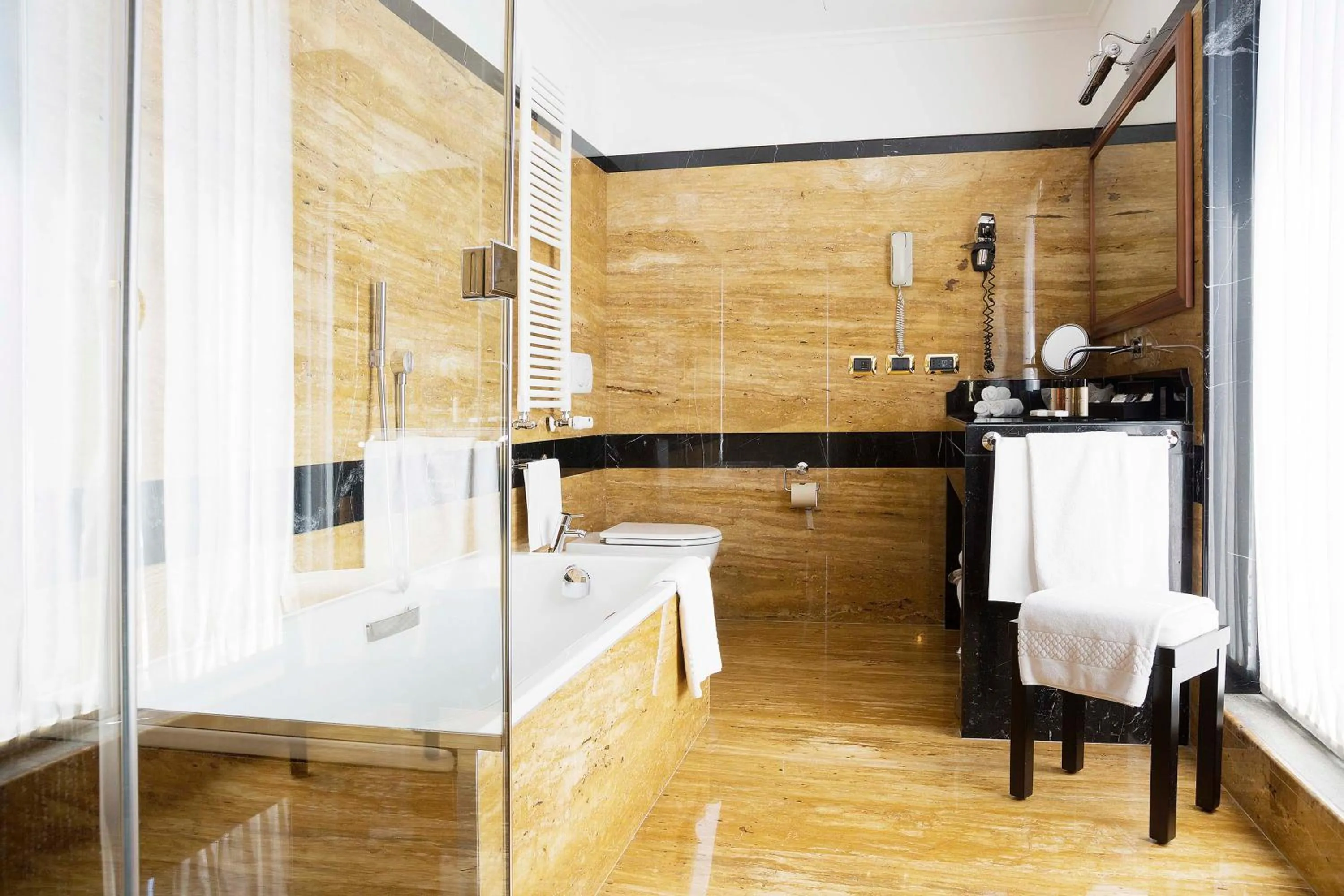 Bathroom, Bed in Hotel Manzoni