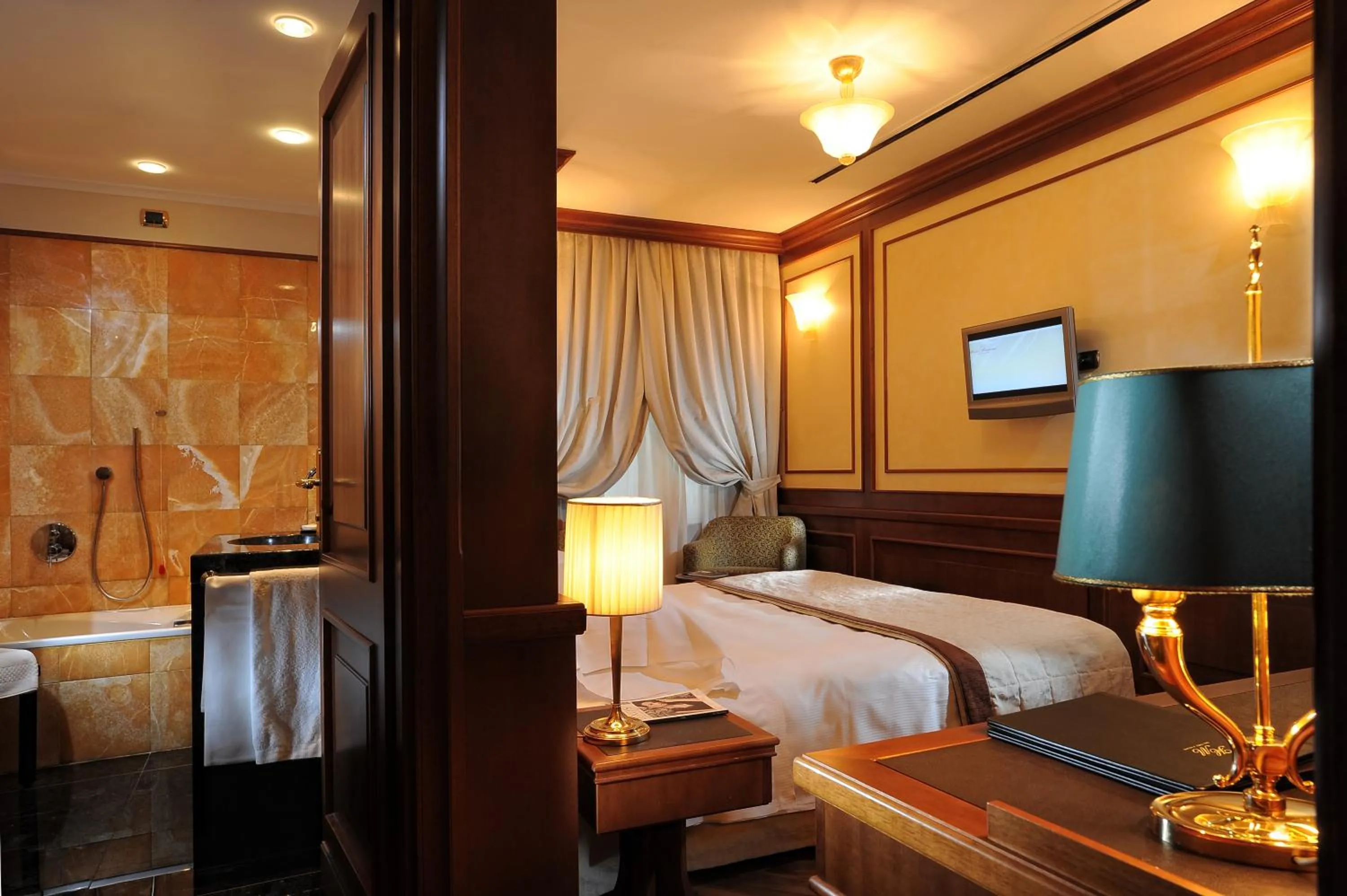 Photo of the whole room, Bed in Hotel Manzoni