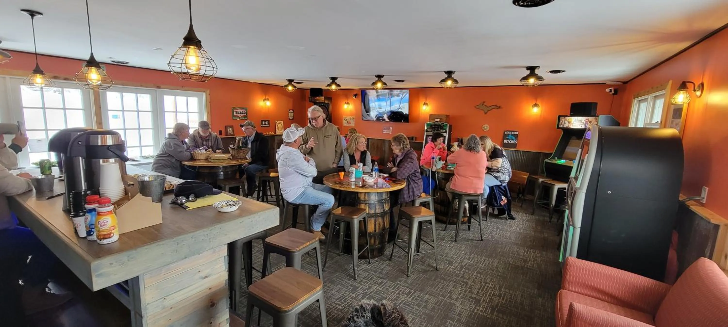 Communal lounge/ TV room in Snow Chasers Lodge