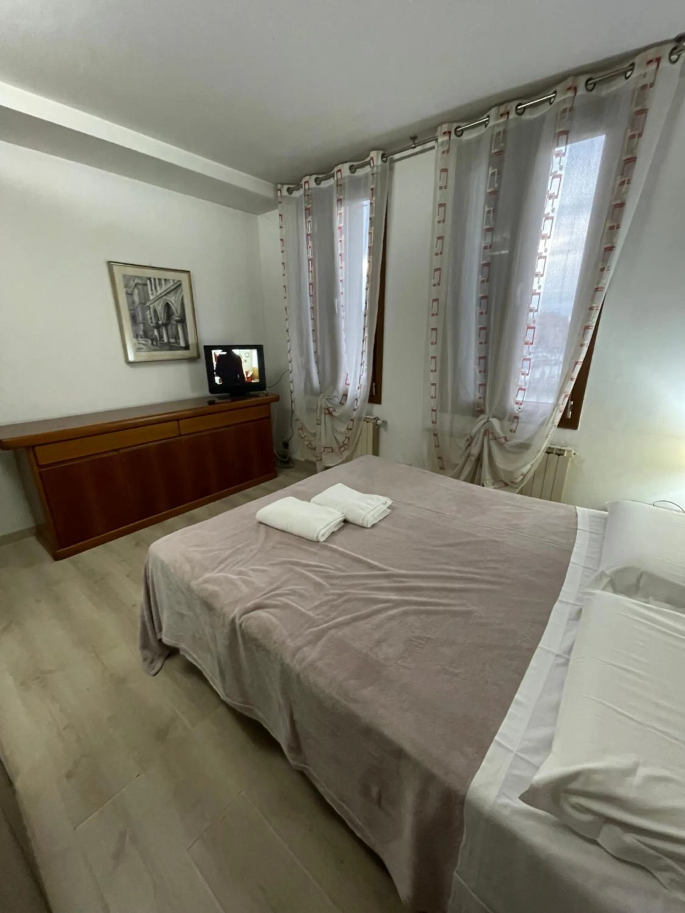 Photo of the whole room, Bed in Harry's Canal View