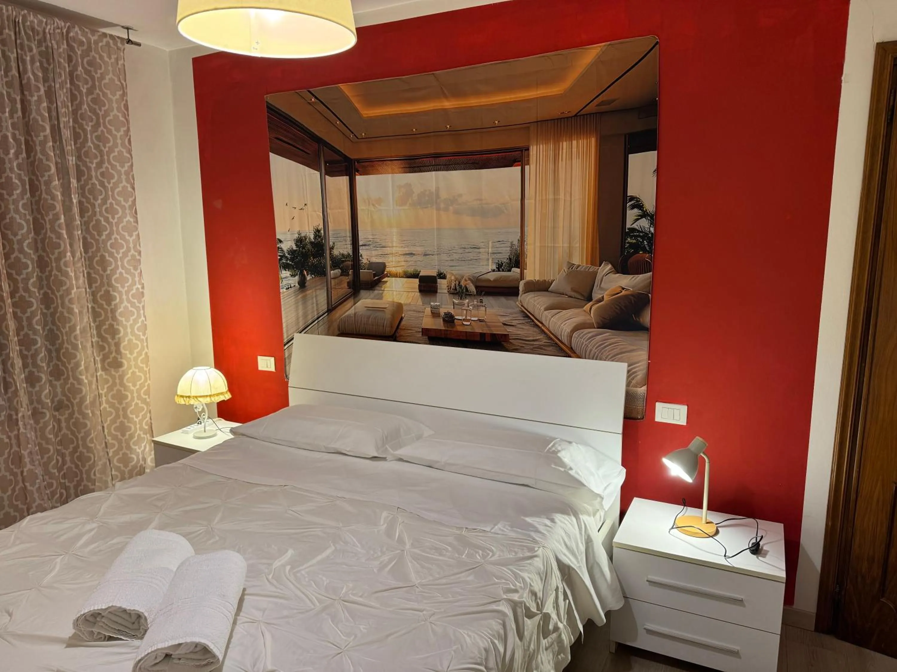 Photo of the whole room, Bed in Harry's Canal View