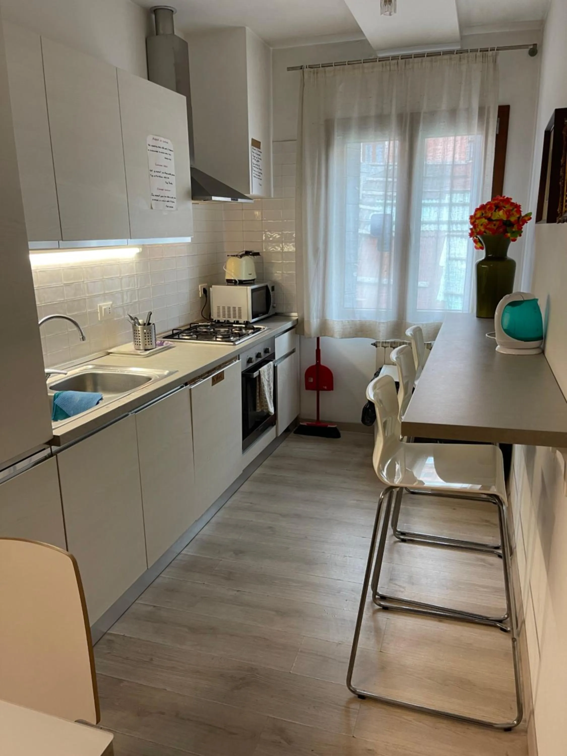 Kitchen or kitchenette in Harry's Canal View