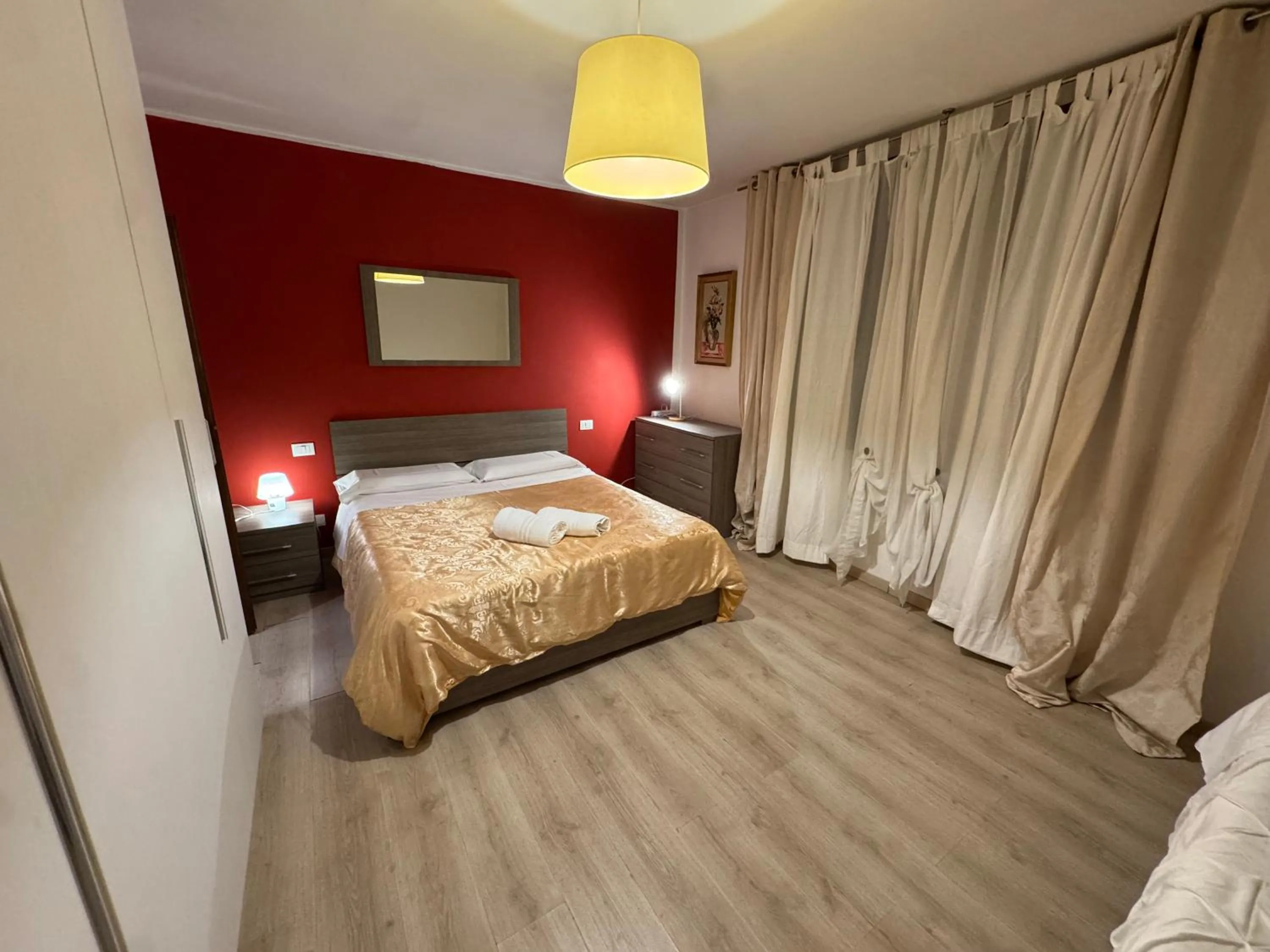 Photo of the whole room, Bed in Harry's Canal View