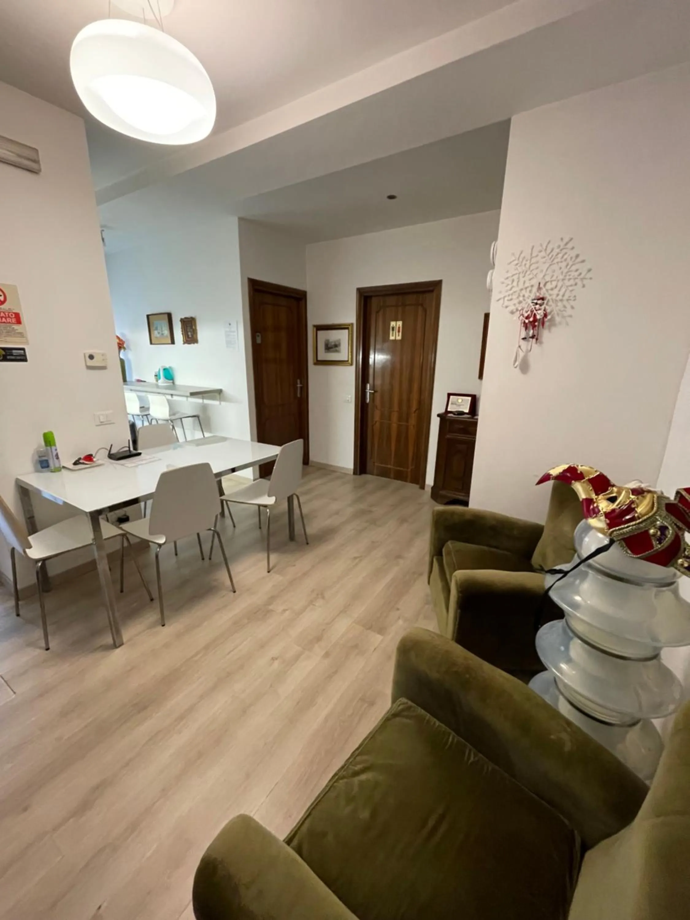 Dining area in Harry's Canal View