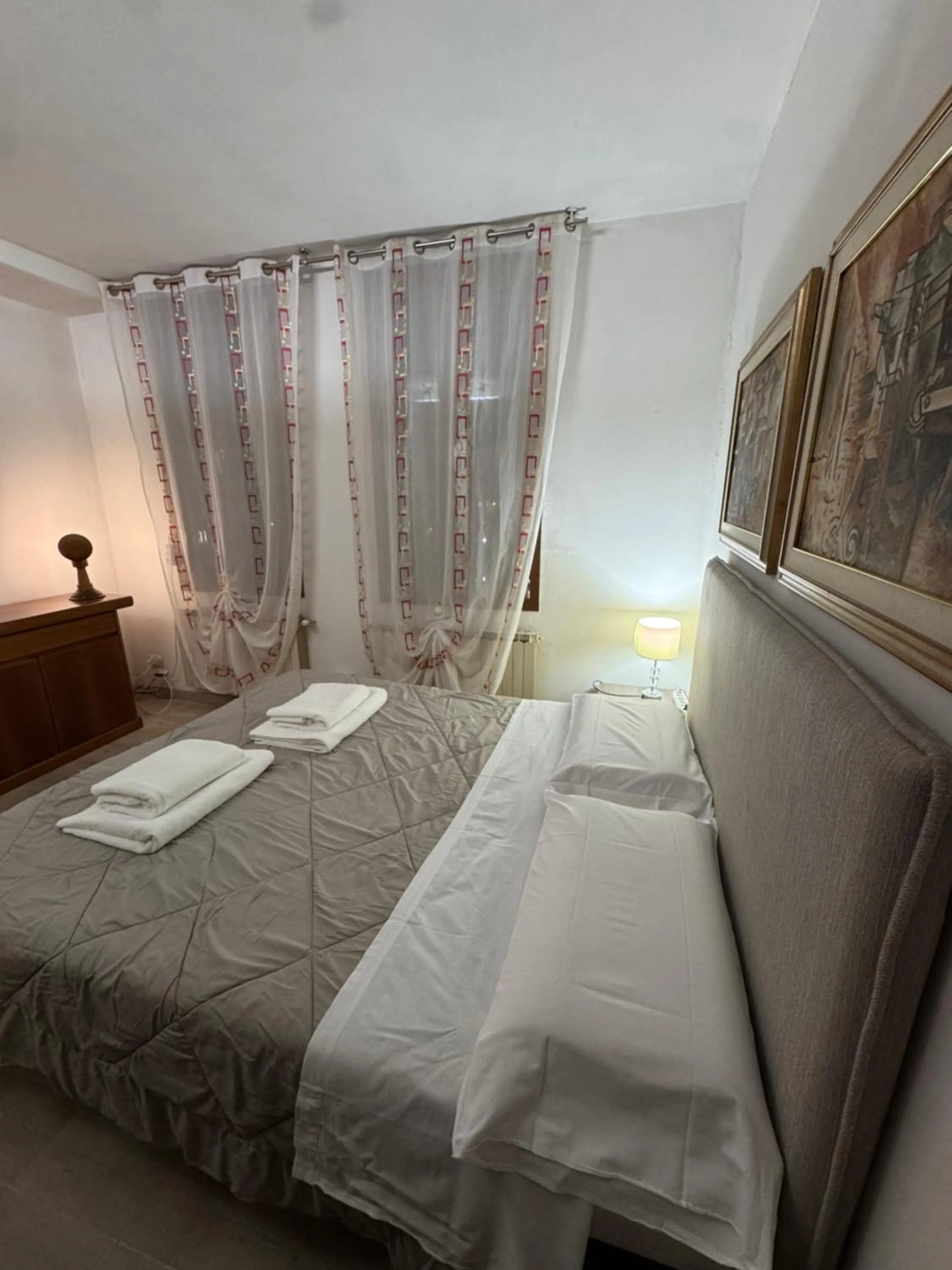 Photo of the whole room, Bed in Harry's Canal View