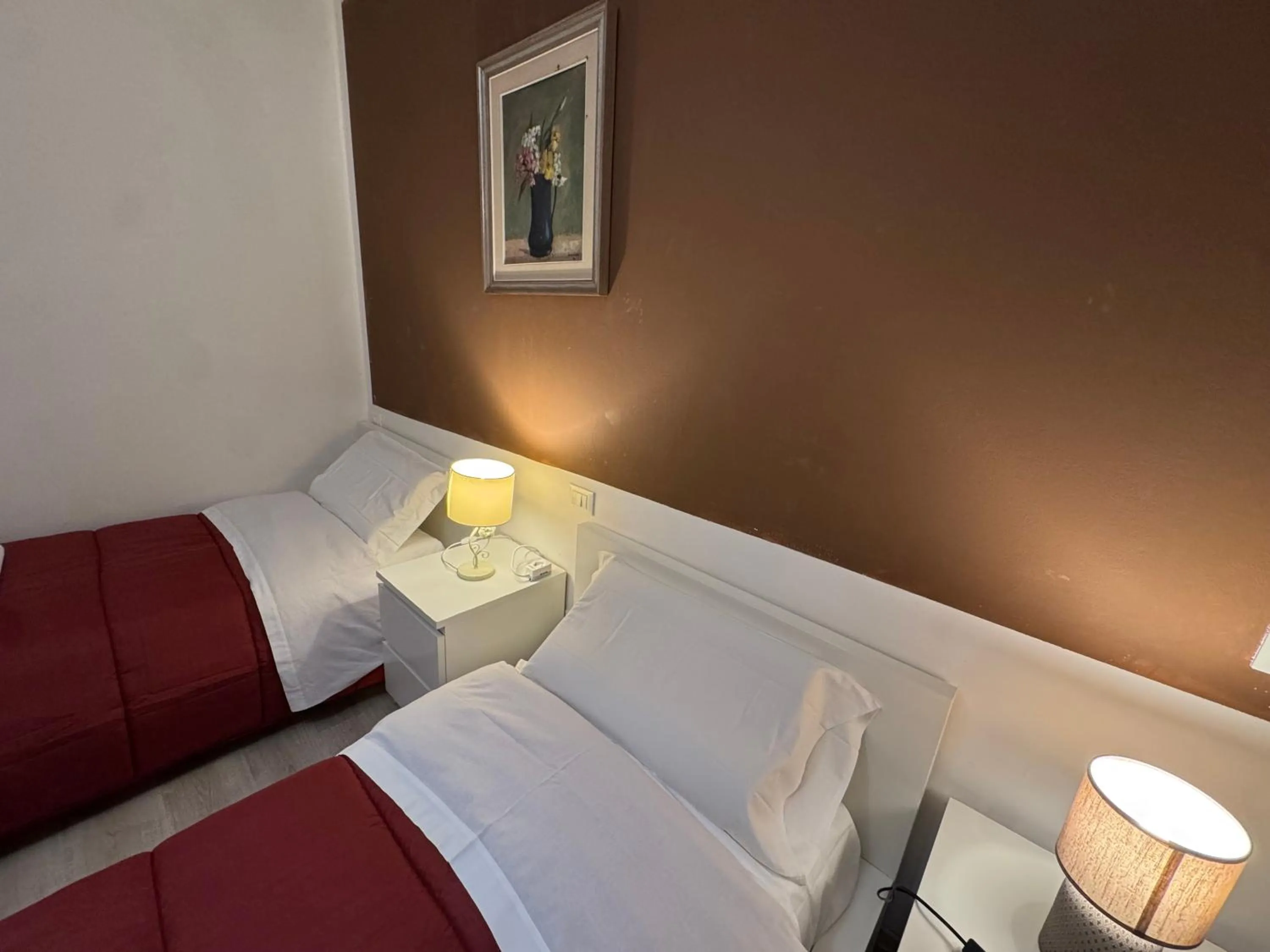 Photo of the whole room, Bed in Harry's Canal View