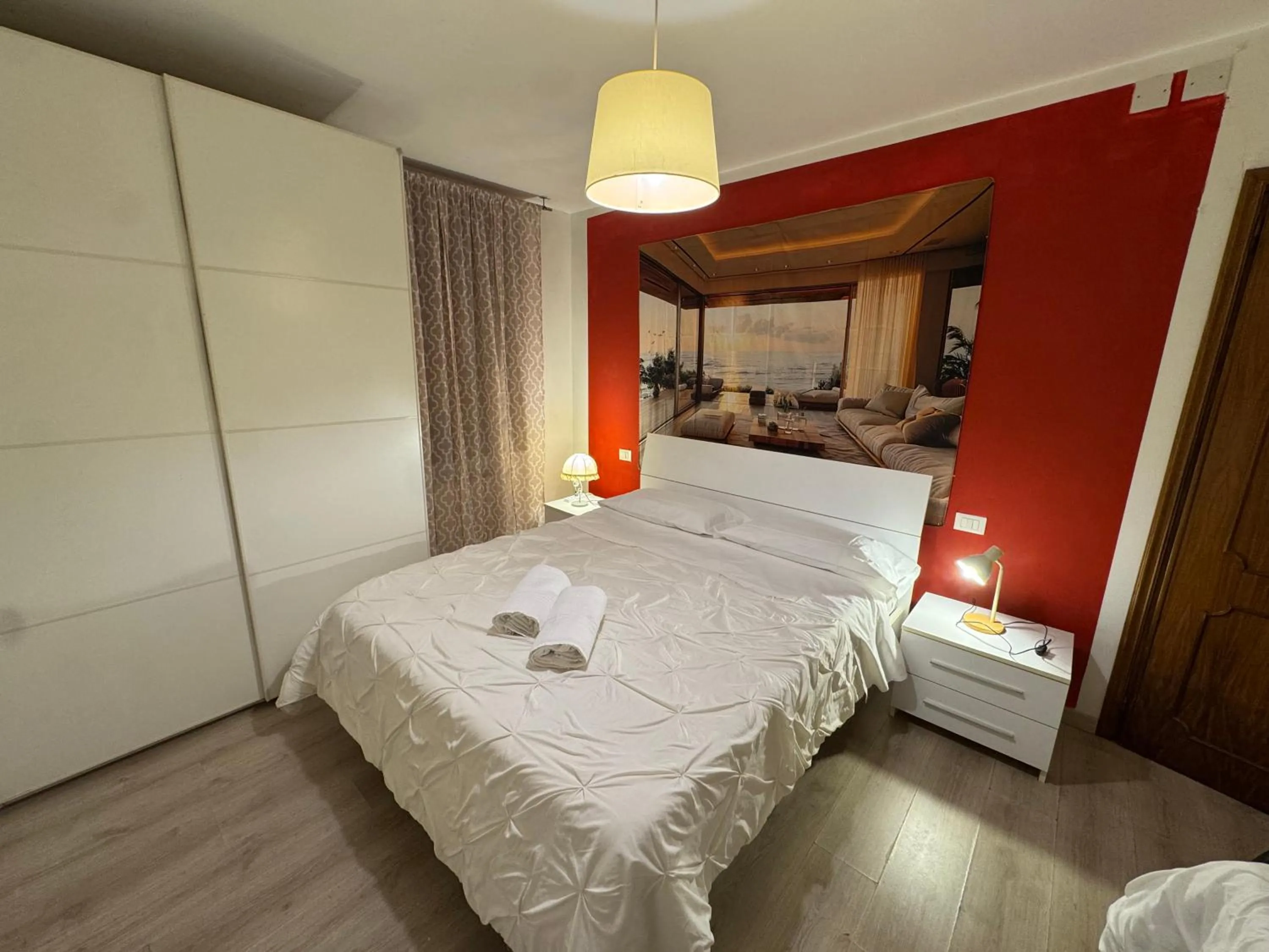 Photo of the whole room, Bed in Harry's Canal View