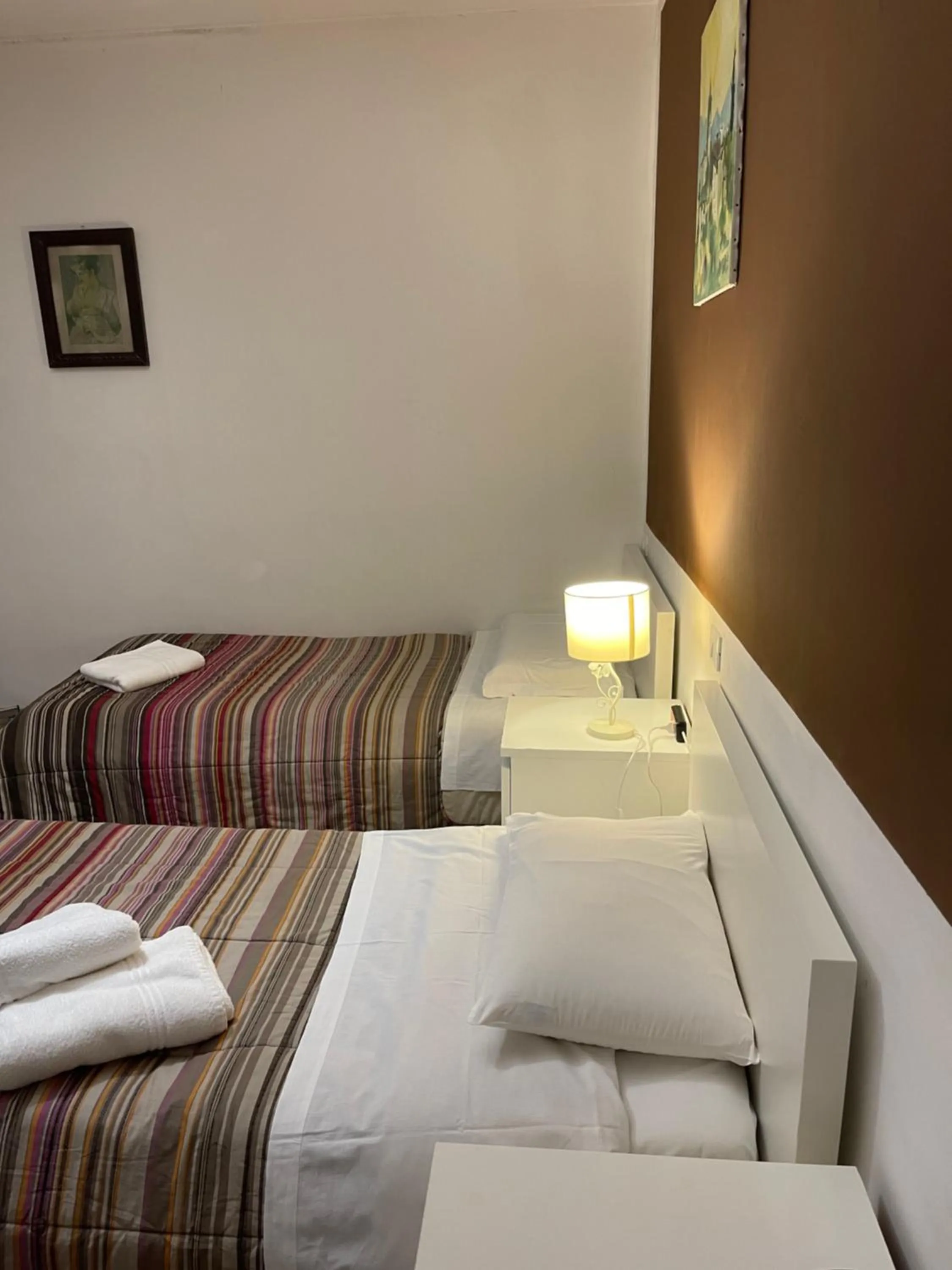 Photo of the whole room, Bed in Harry's Canal View