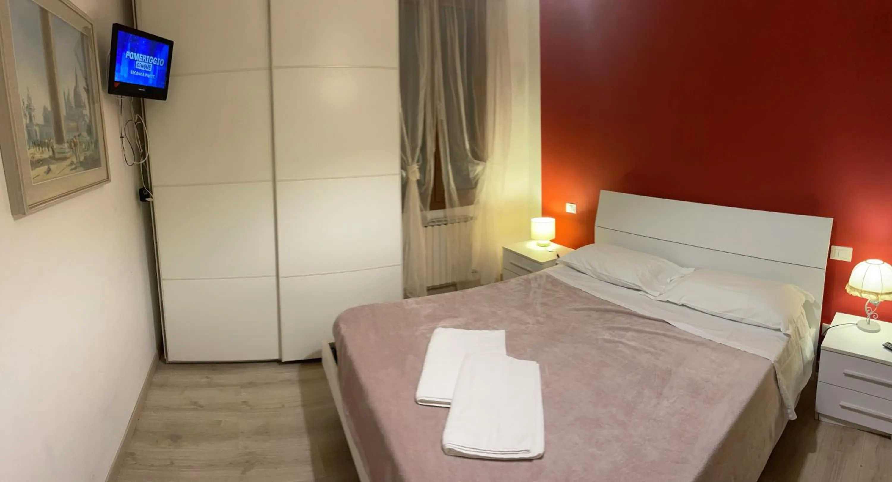 Photo of the whole room, Bed in Harry's Canal View