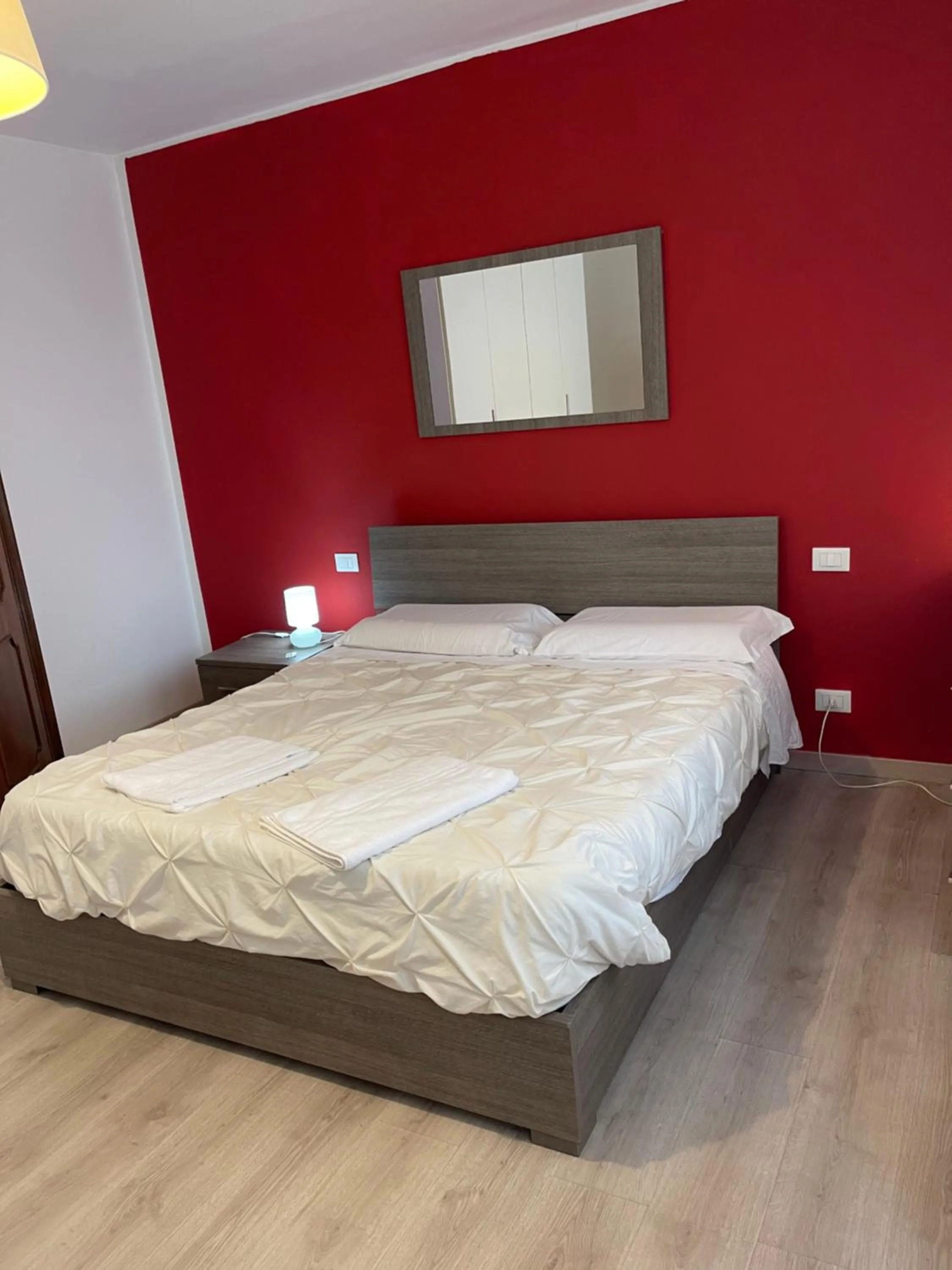 Photo of the whole room, Bed in Harry's Canal View