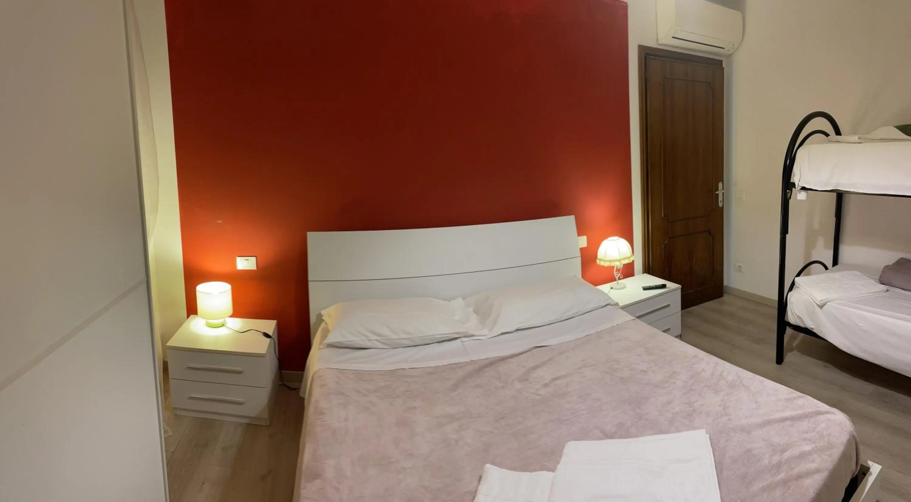 Photo of the whole room, Bed in Harry's Canal View