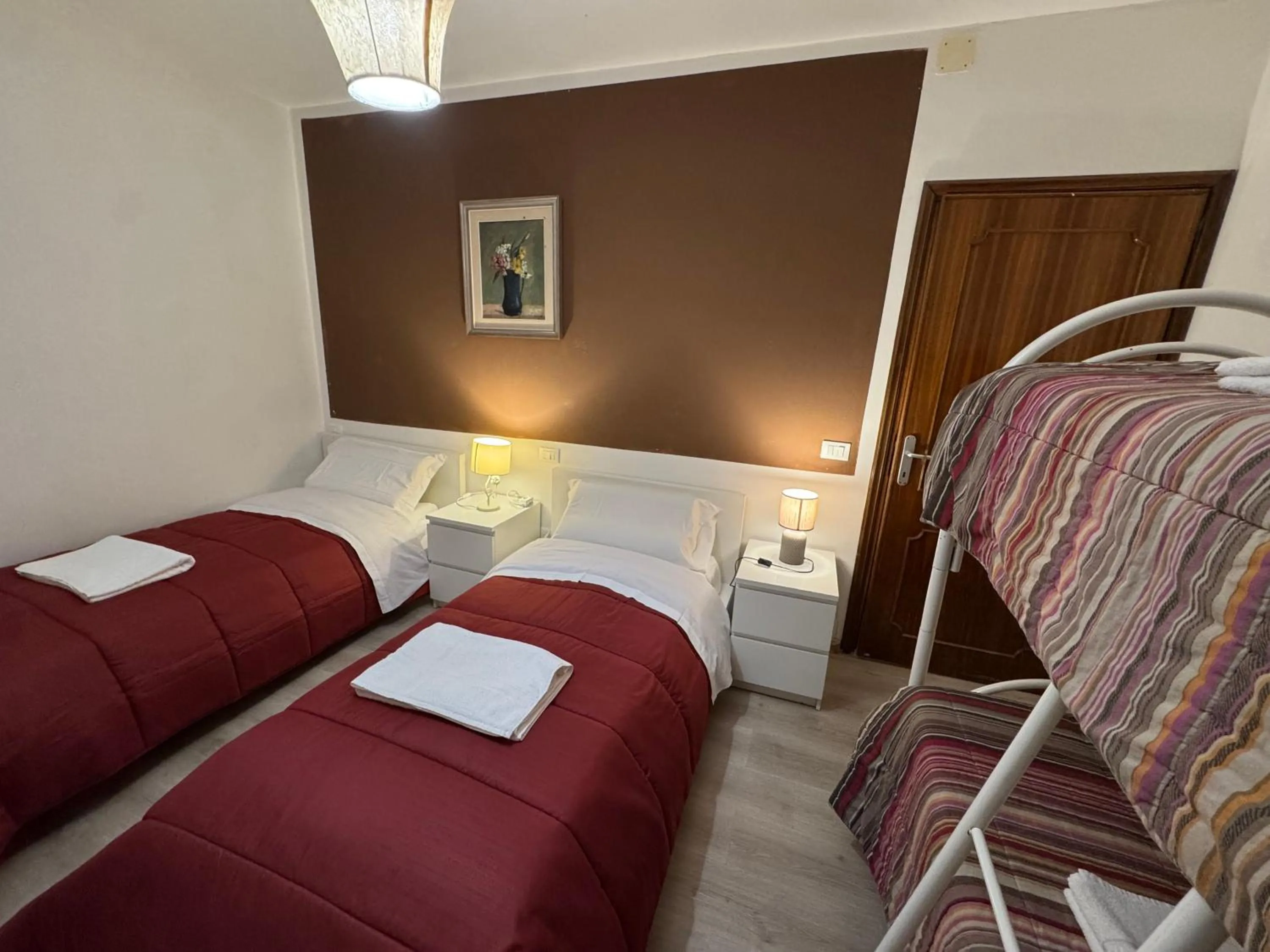 Photo of the whole room, Bed in Harry's Canal View