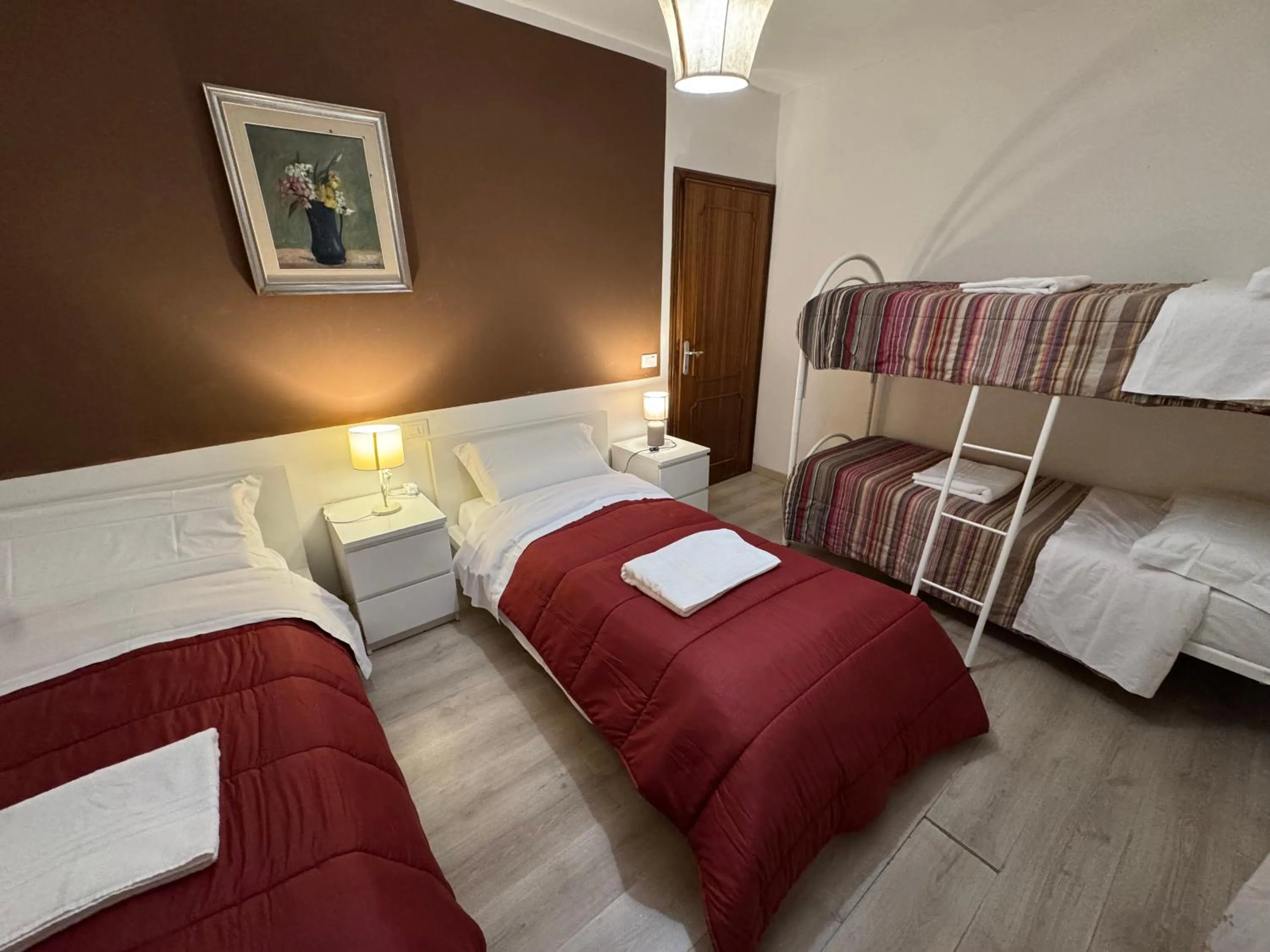 Photo of the whole room, Bed in Harry's Canal View