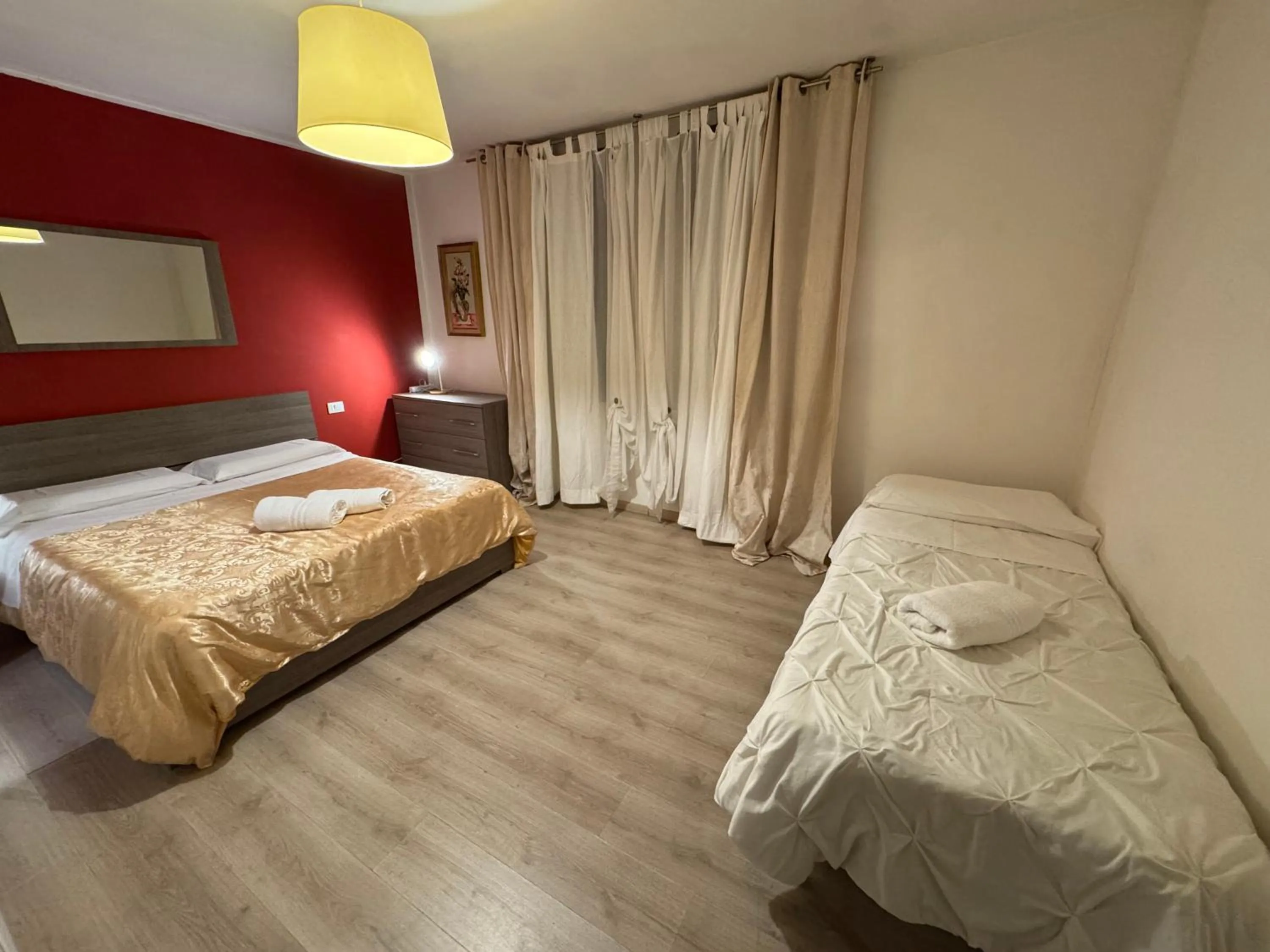 Photo of the whole room, Bed in Harry's Canal View