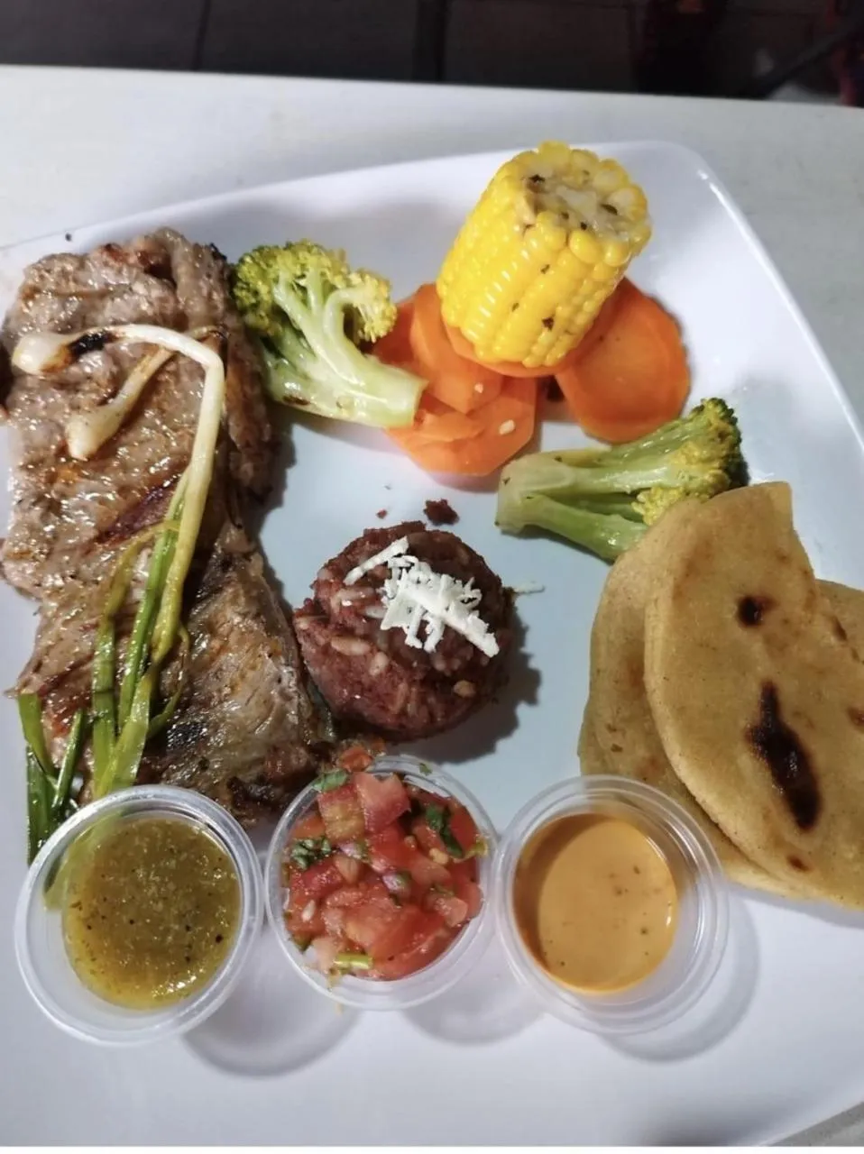 Food and drinks in Sambo Mambo Beach Hotel