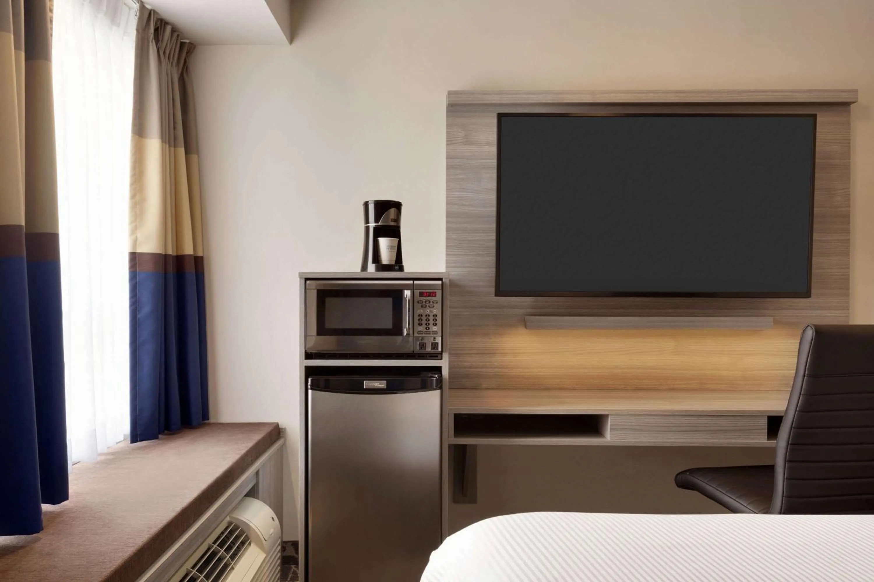 Photo of the whole room, Bed in Microtel Inn & Suites by Wyndham Lloydminster