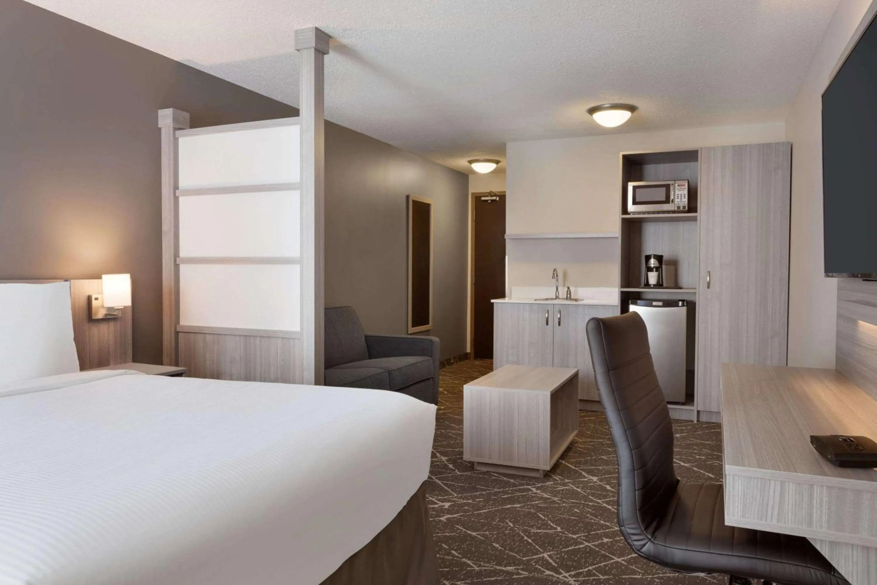 Photo of the whole room, Bed in Microtel Inn & Suites by Wyndham Lloydminster