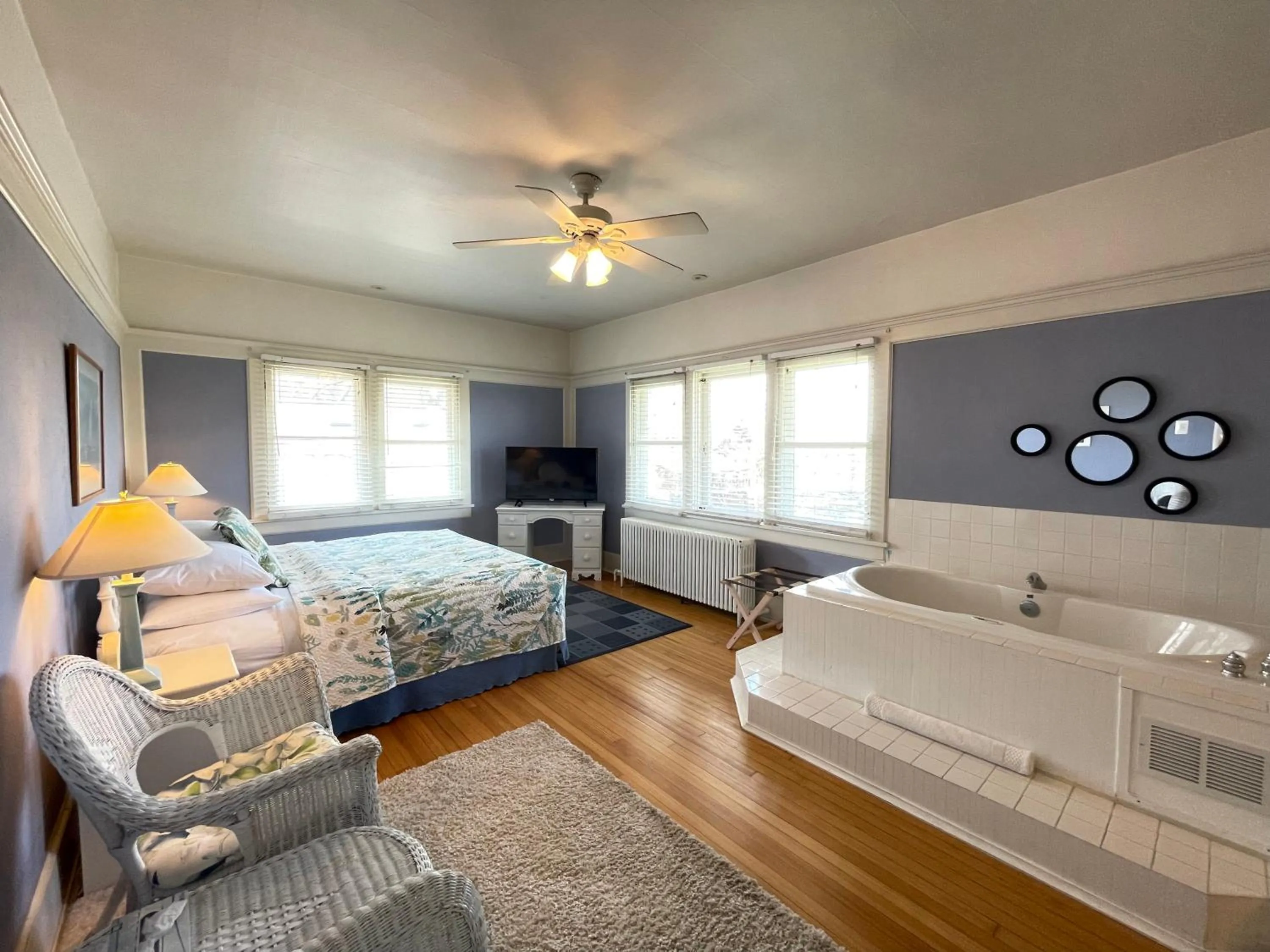 Hot Tub, Bed in White Rose Inns & Motel