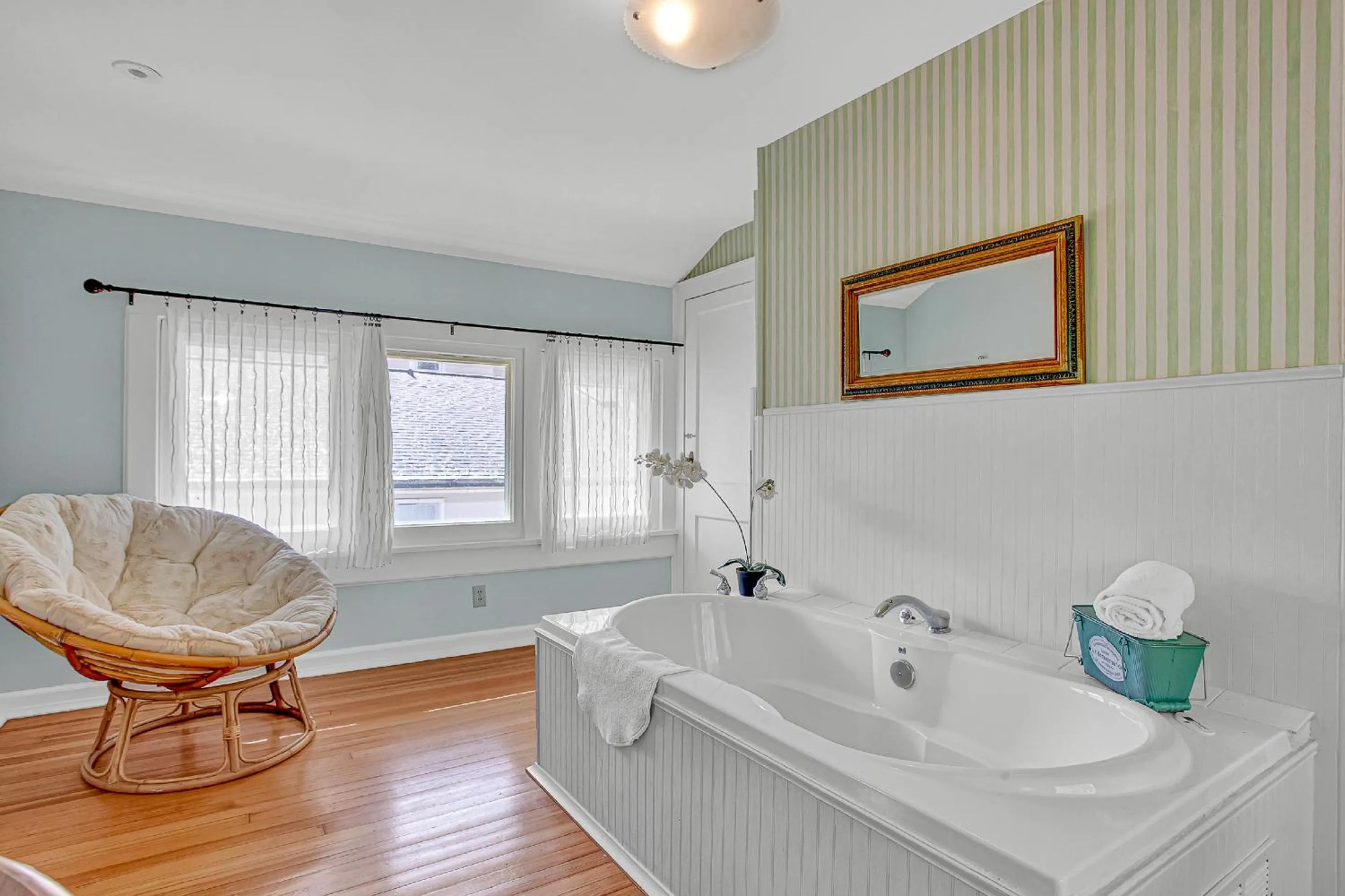 Bath in White Rose Inns & Motel