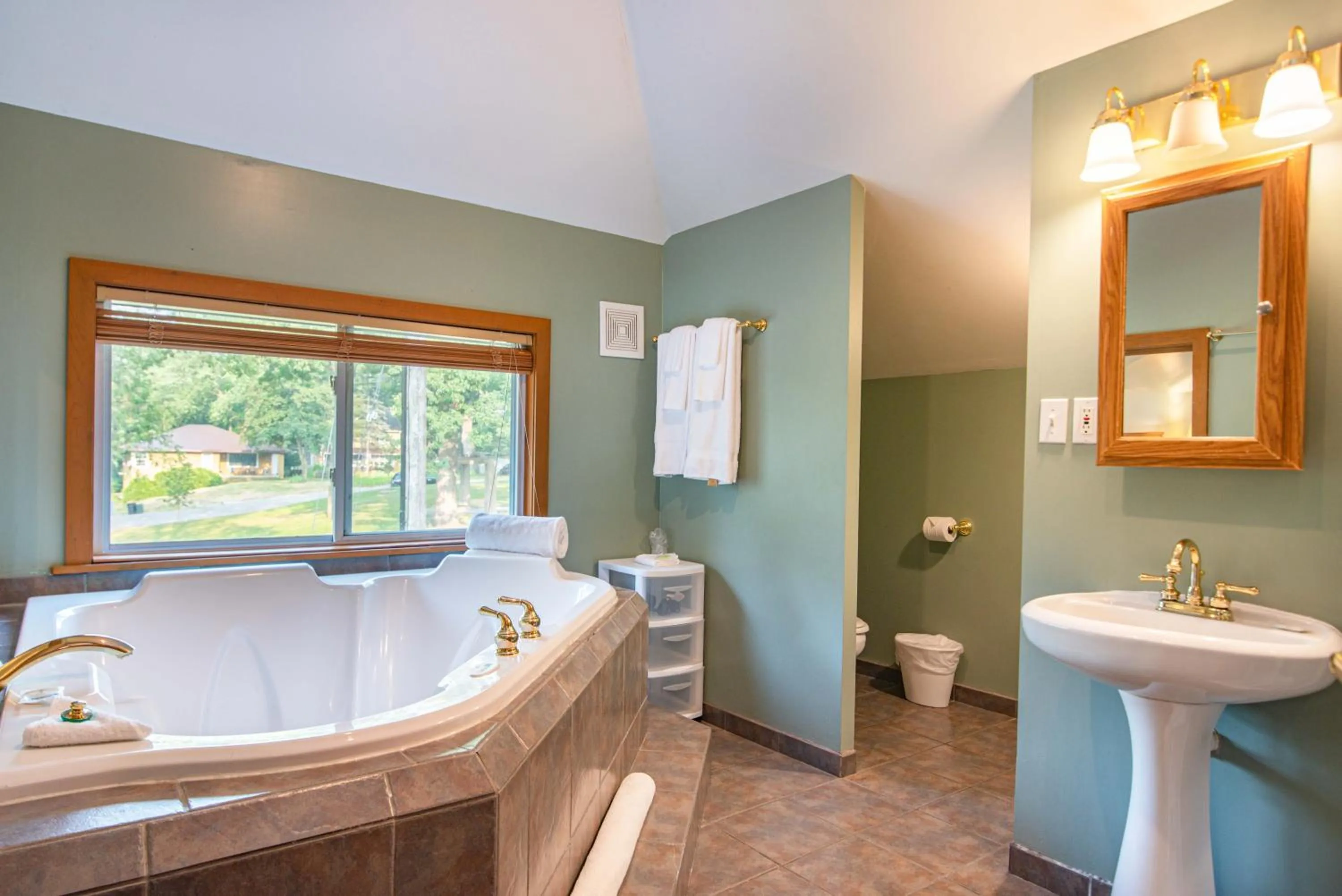 Hot Tub in White Rose Inns & Motel