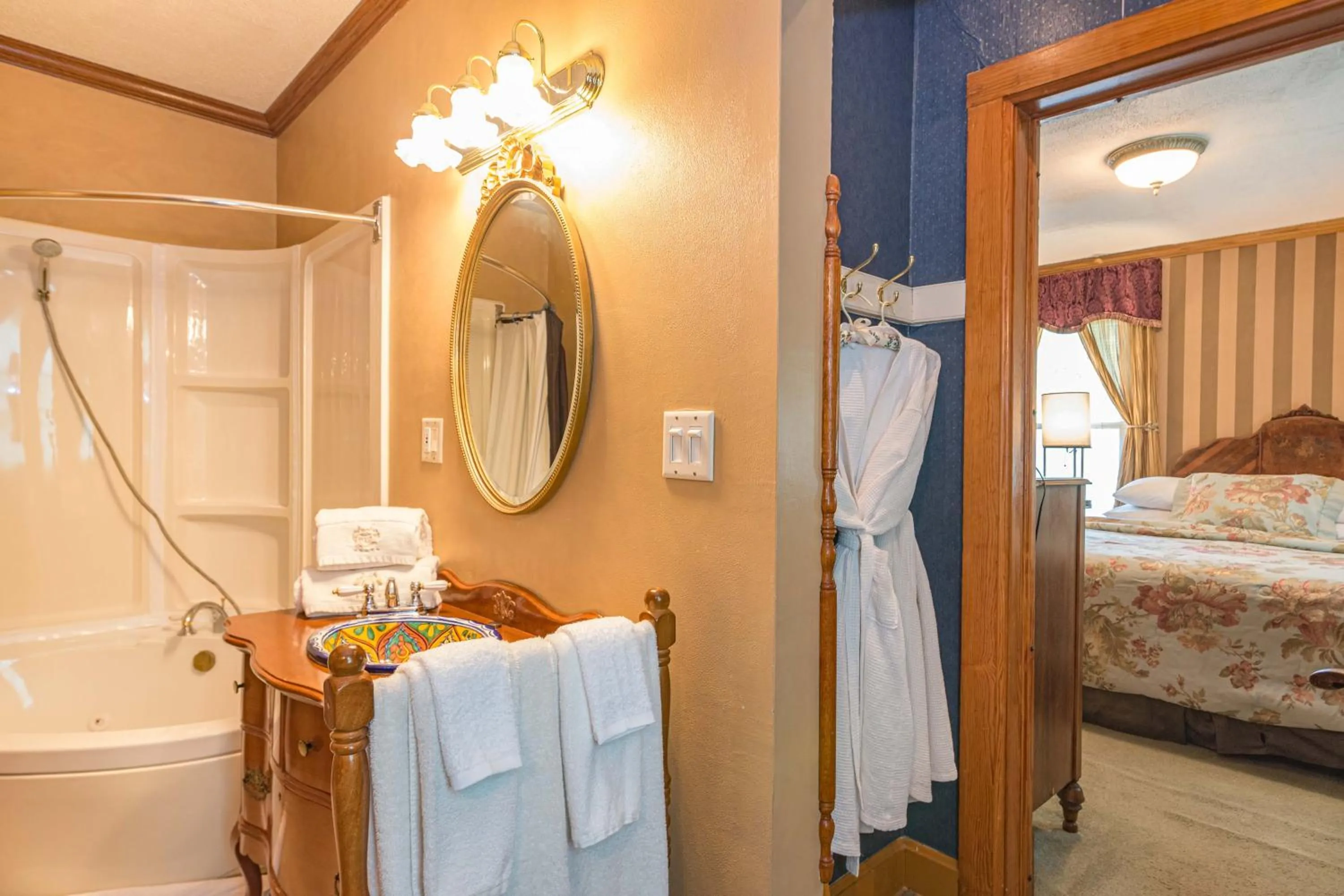 Hot Tub, Bed in White Rose Inns & Motel