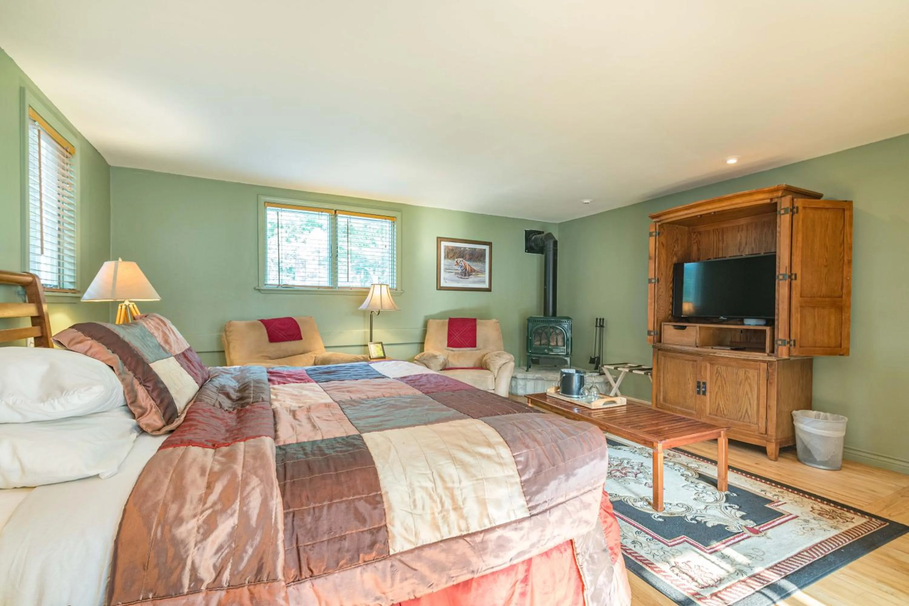 Photo of the whole room, Bed in White Rose Inns & Motel