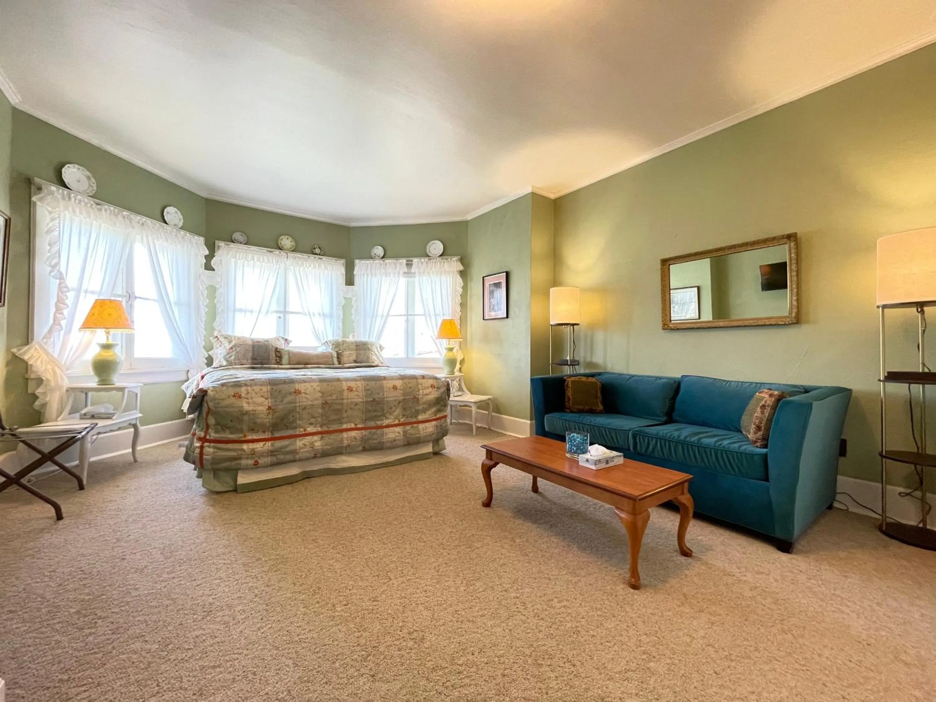 Bed in White Rose Inns & Motel