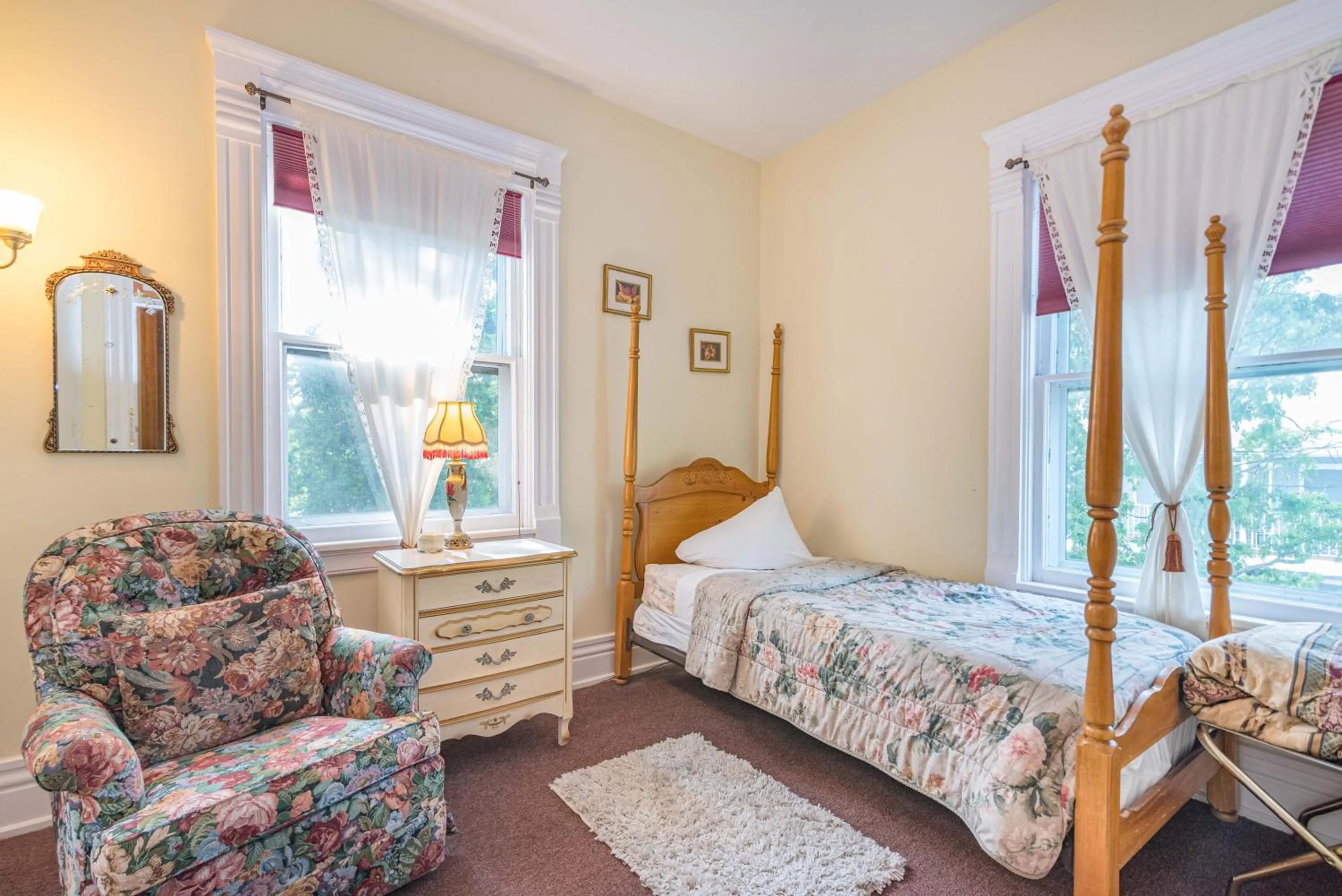 Bedroom, Bed in White Rose Inns & Motel