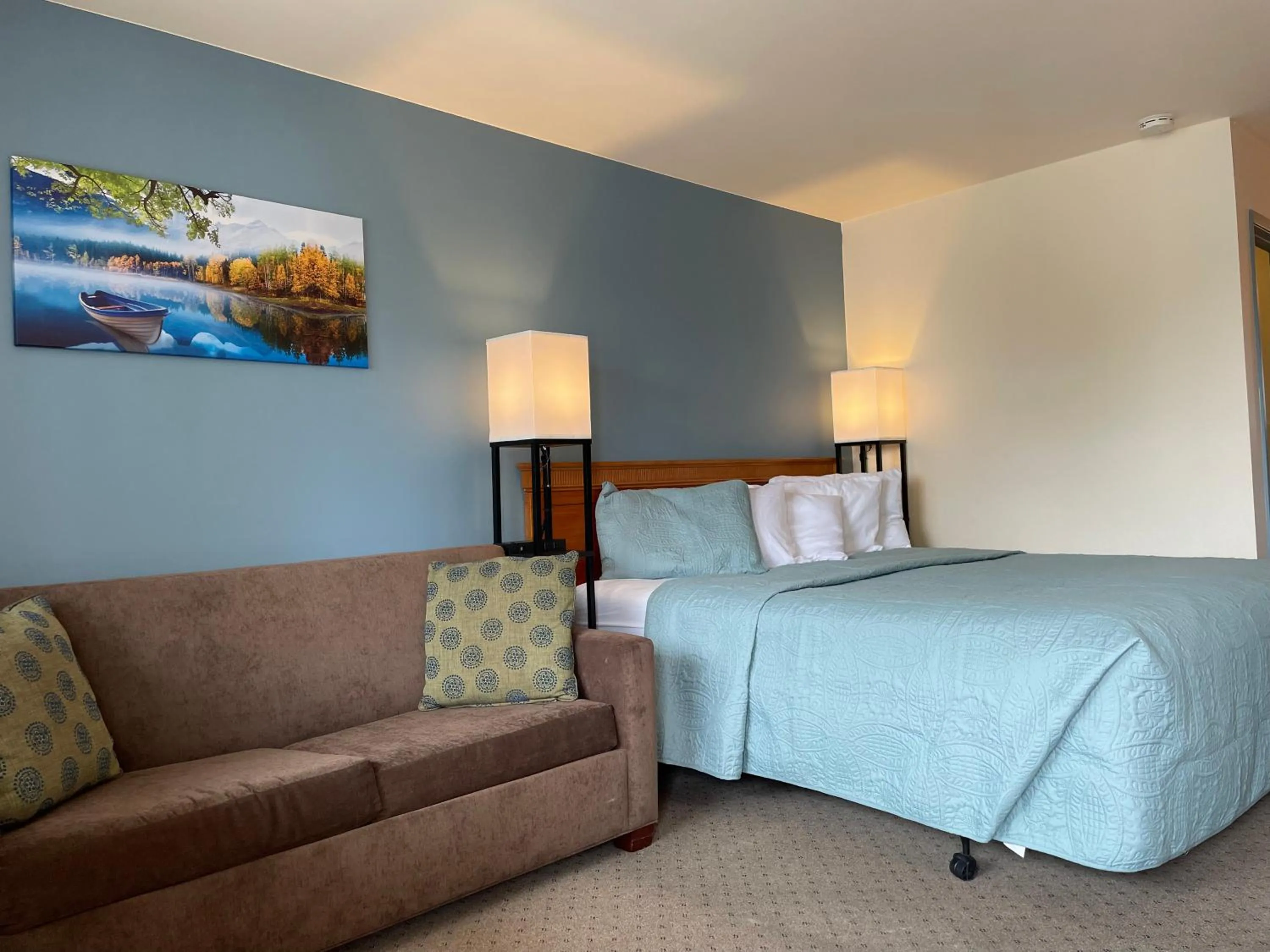 Bed in White Rose Inns & Motel