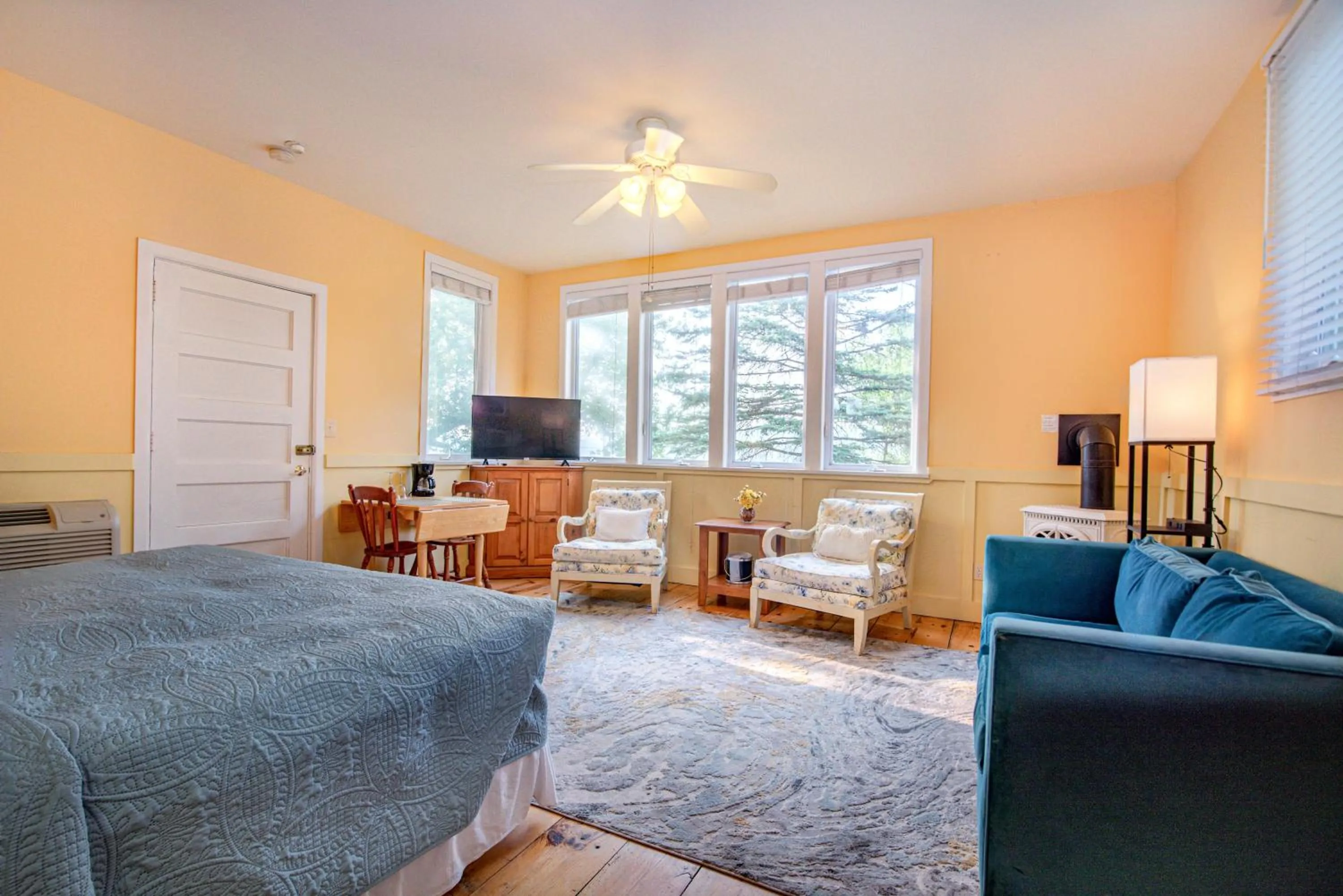 Photo of the whole room in White Rose Inns & Motel