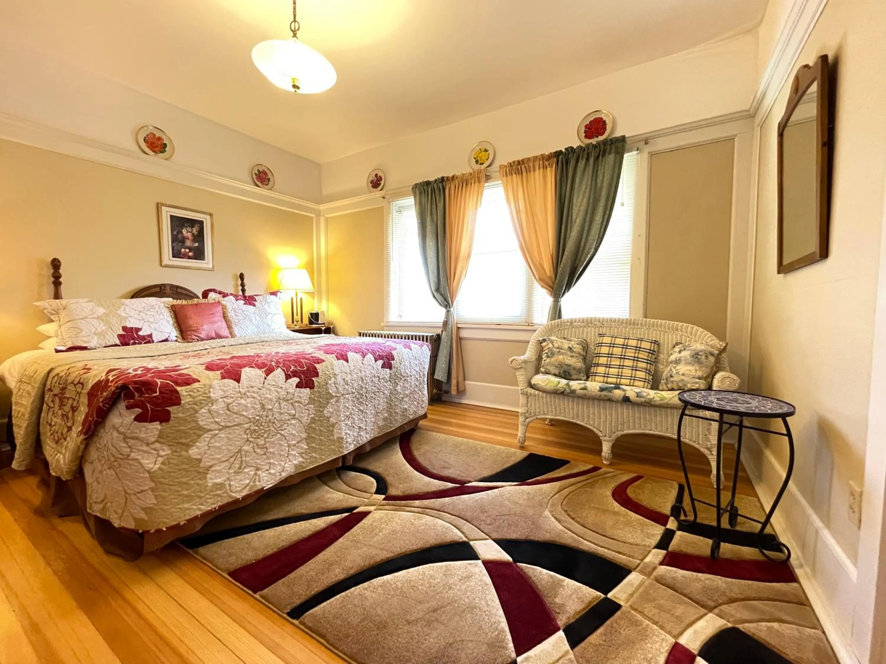 Bed in White Rose Inns & Motel