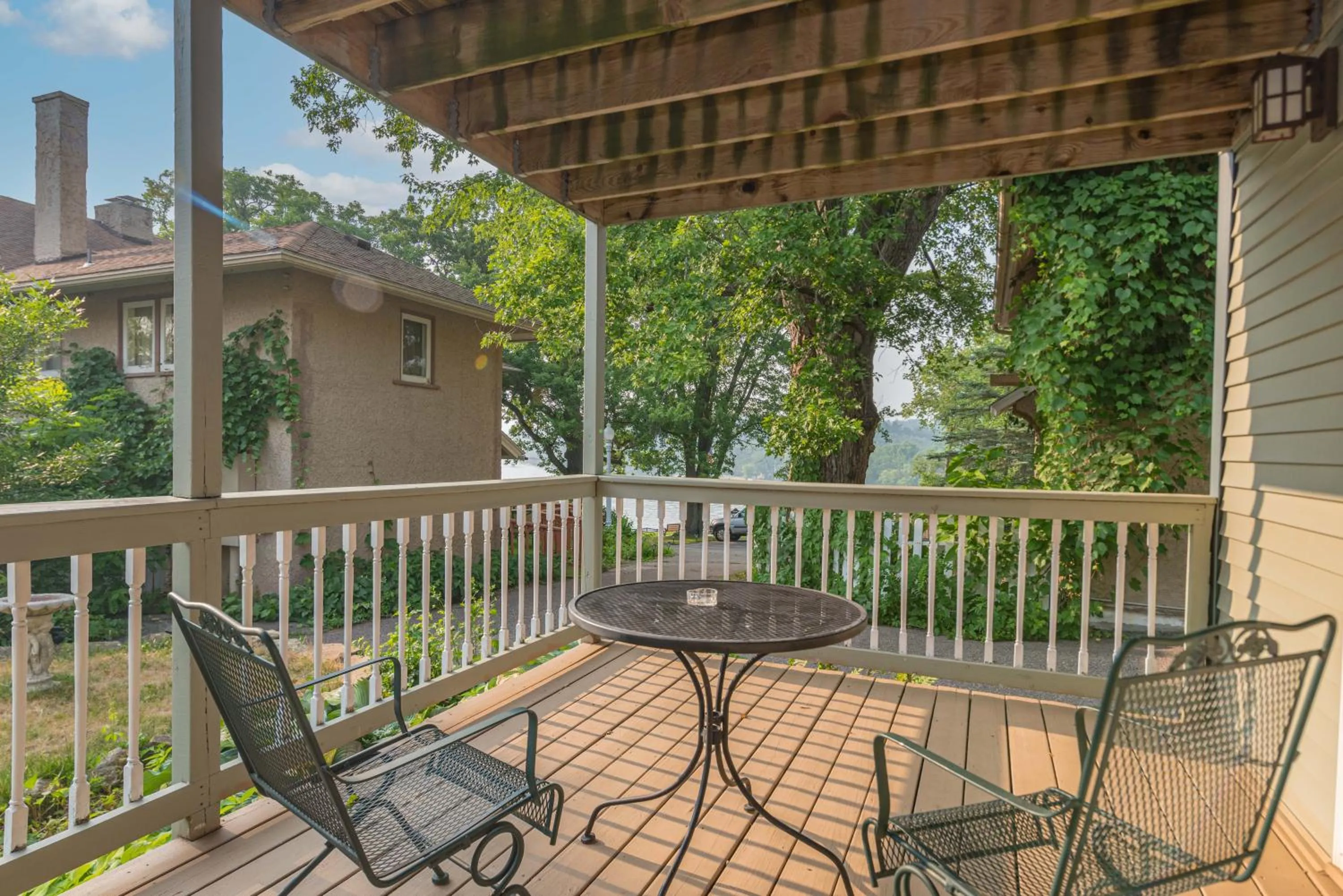 Balcony/Terrace in White Rose Inns & Motel