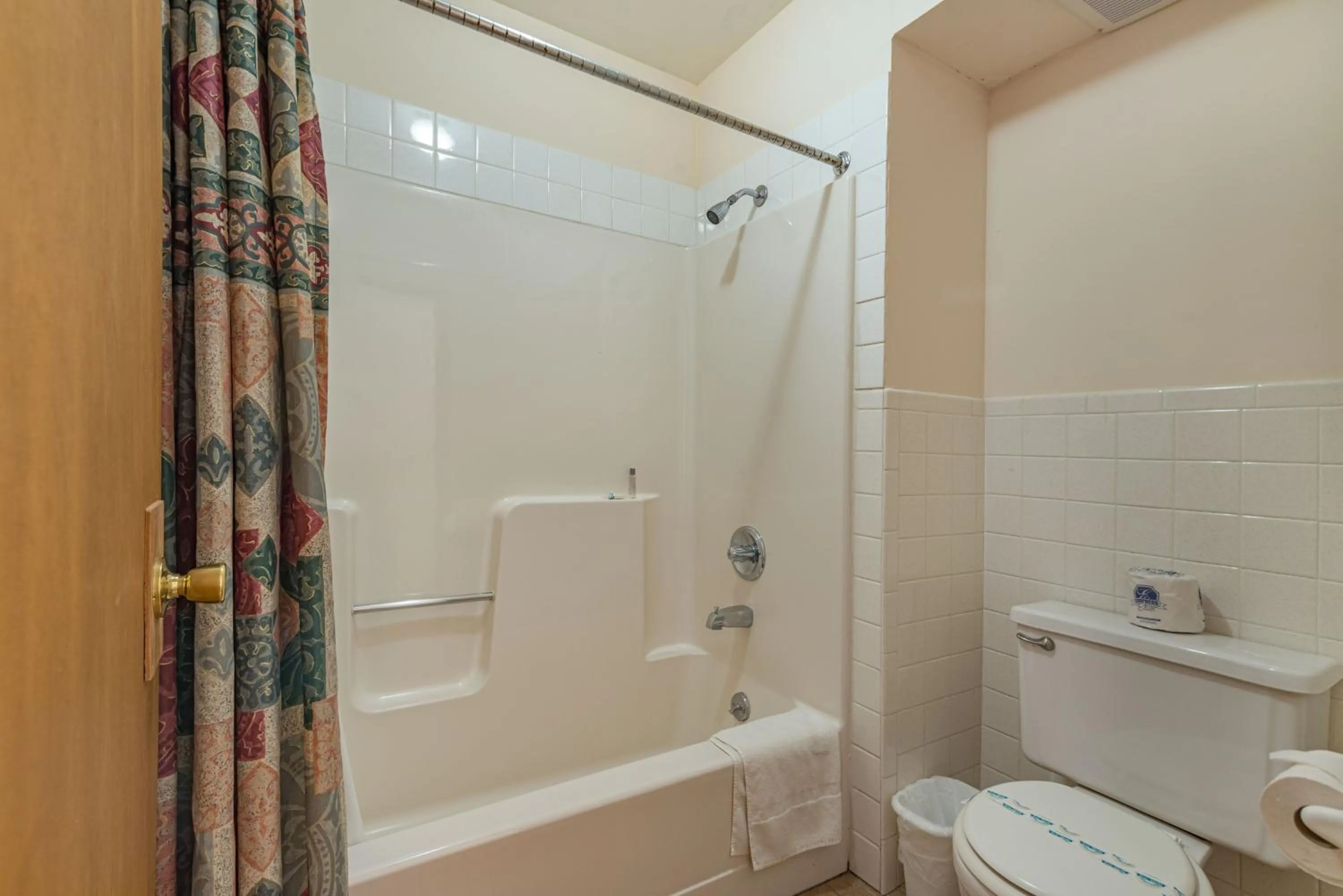 Shower in White Rose Inns & Motel