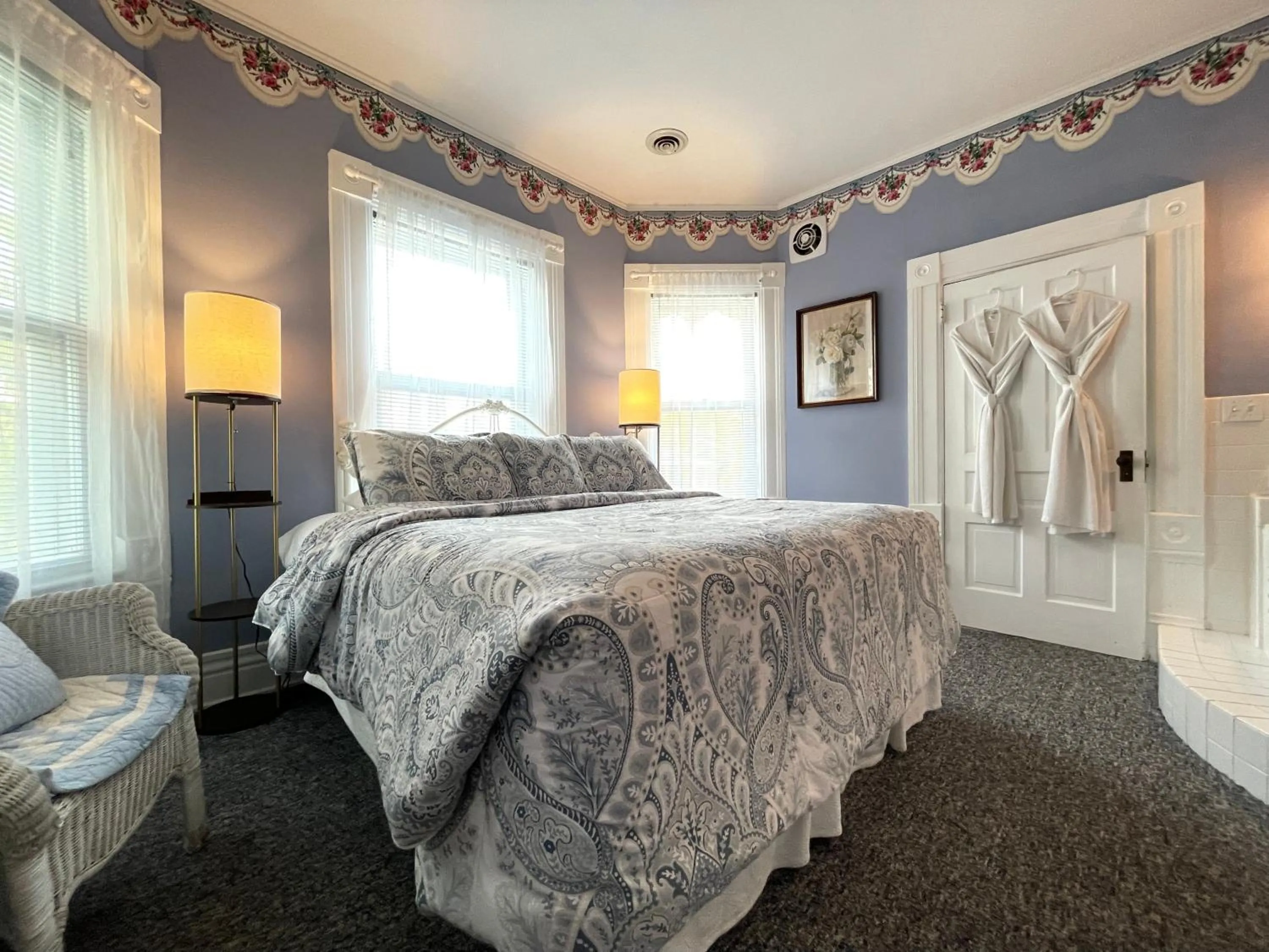 Bed in White Rose Inns & Motel