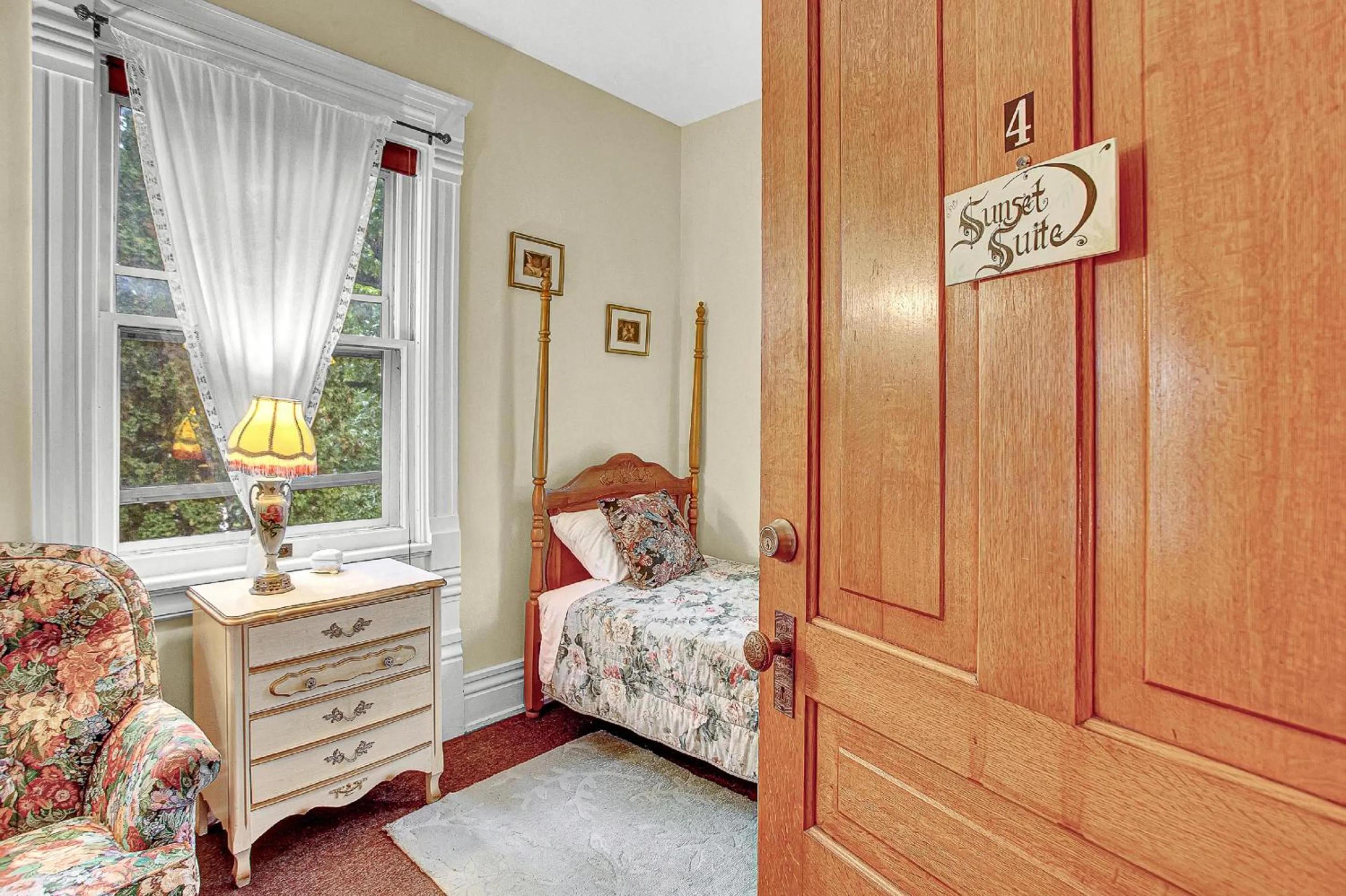 Bedroom in White Rose Inns & Motel